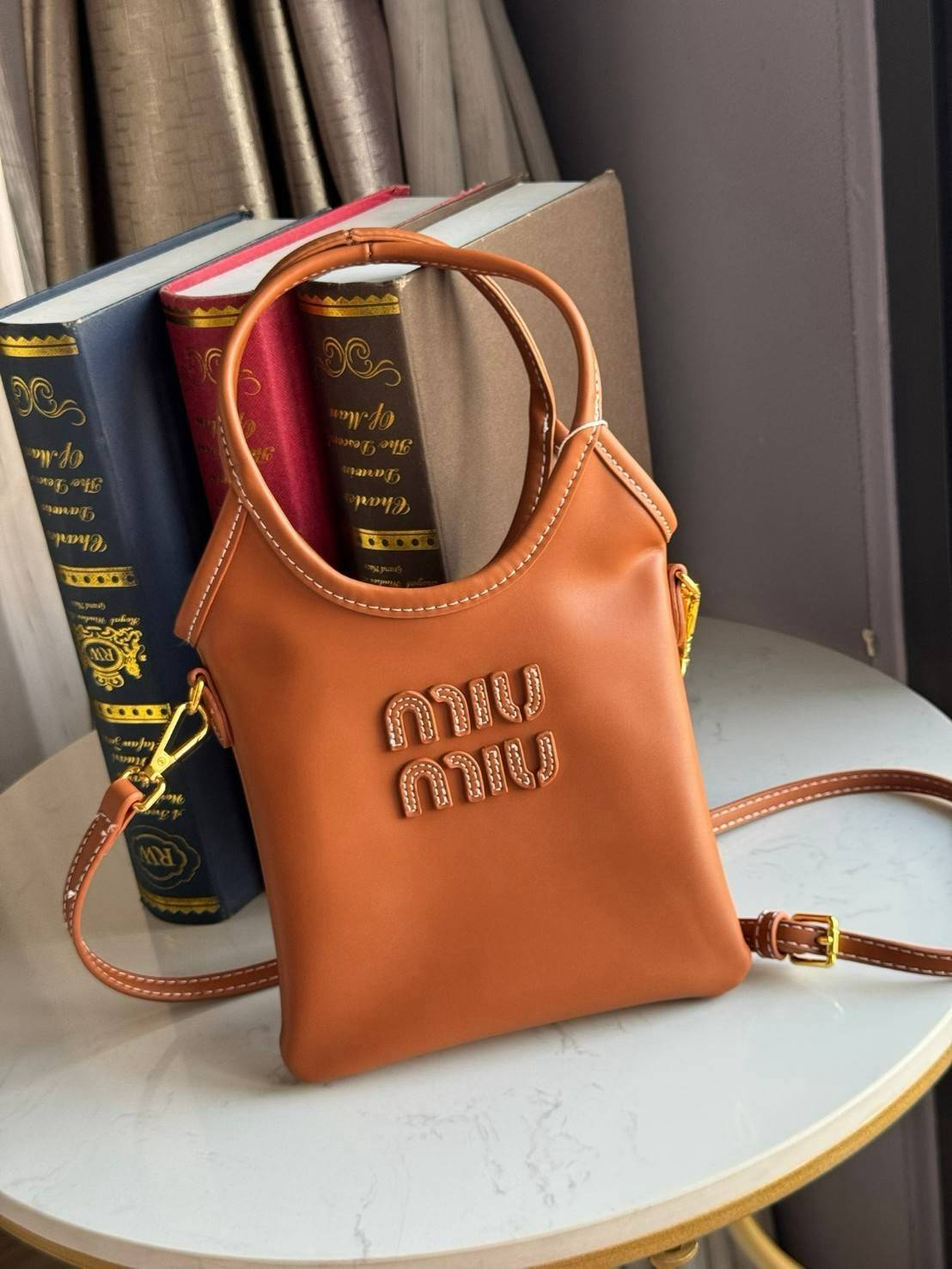 MIU MIU IVY leather handbag / Miu Miu ivy mini tote กระเป๋าสไตล์คลาสสิก มาในดีไซน์เรียบแต่โก้ ให้ลุคที่ดูเท่มั่นใจ สามารถถือและสะพายได้ จุดเด่น ที่โลโก้หนังตัวนูน ที่เสริมให้กระเป๋าดูแฟชั่นและทันสมัย