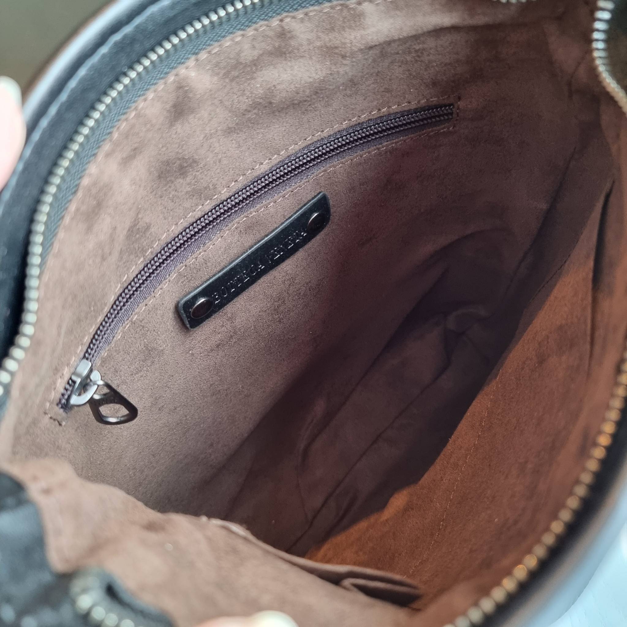 VIP 】อีกหนึ่งไอเท็มเด็ดที่หนุ่มๆรอคอย กระเป๋าสะพายข้างทรงแมสเซนเจอร์ B.ottega venata vip bag ดีไซน์คลาสสิคเอกลักษณ์ ลายสานเรียบหรู ดูแพง ทรงผู้ดี หล่อไปอีก อัพลุคไปอีก วัสดุหนังวัวเต็มใบ เปิด-ปิดด้วยซิป ภายในโล่งกว้างใส่ของได้ครบถ้วนสิ่งสำคัญ สายสะพายปรับ