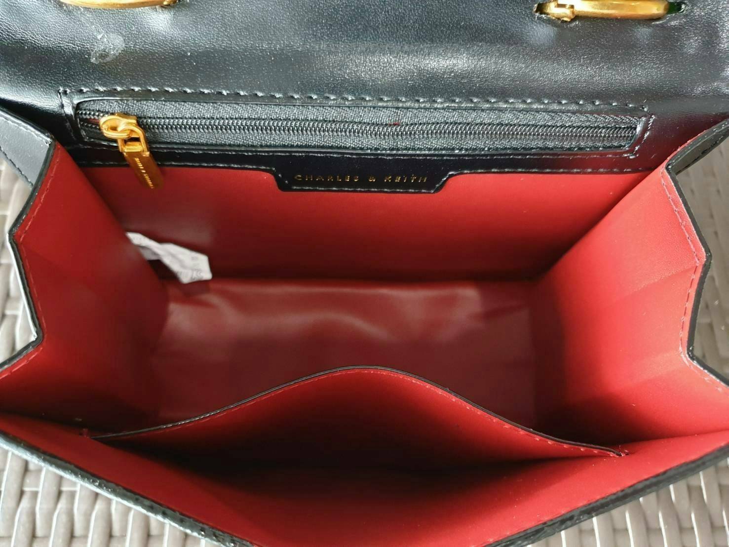 กระเป๋าทรงสวย ดีไซน์ทันสมัย วัสดุหนังโพเลเตอร์ + กำมะหยี่ตกแต่งด้านหน้า ออกแบบปิด-เปิดด้วยตัวล็อคแบบกด สีเงิน และ สีทอง ดูเก๋ ภายในเป็นช่องโล่ง มีช่องซิป 1 ช่อง และช่องใส่ของจุกจิก 1 ช่อง ด้านหลังติดโลโก้แบรนด์ มาพร้อมสายสะพายยาว สายสวยเก๋ ดูดีมากๆ สายถอด