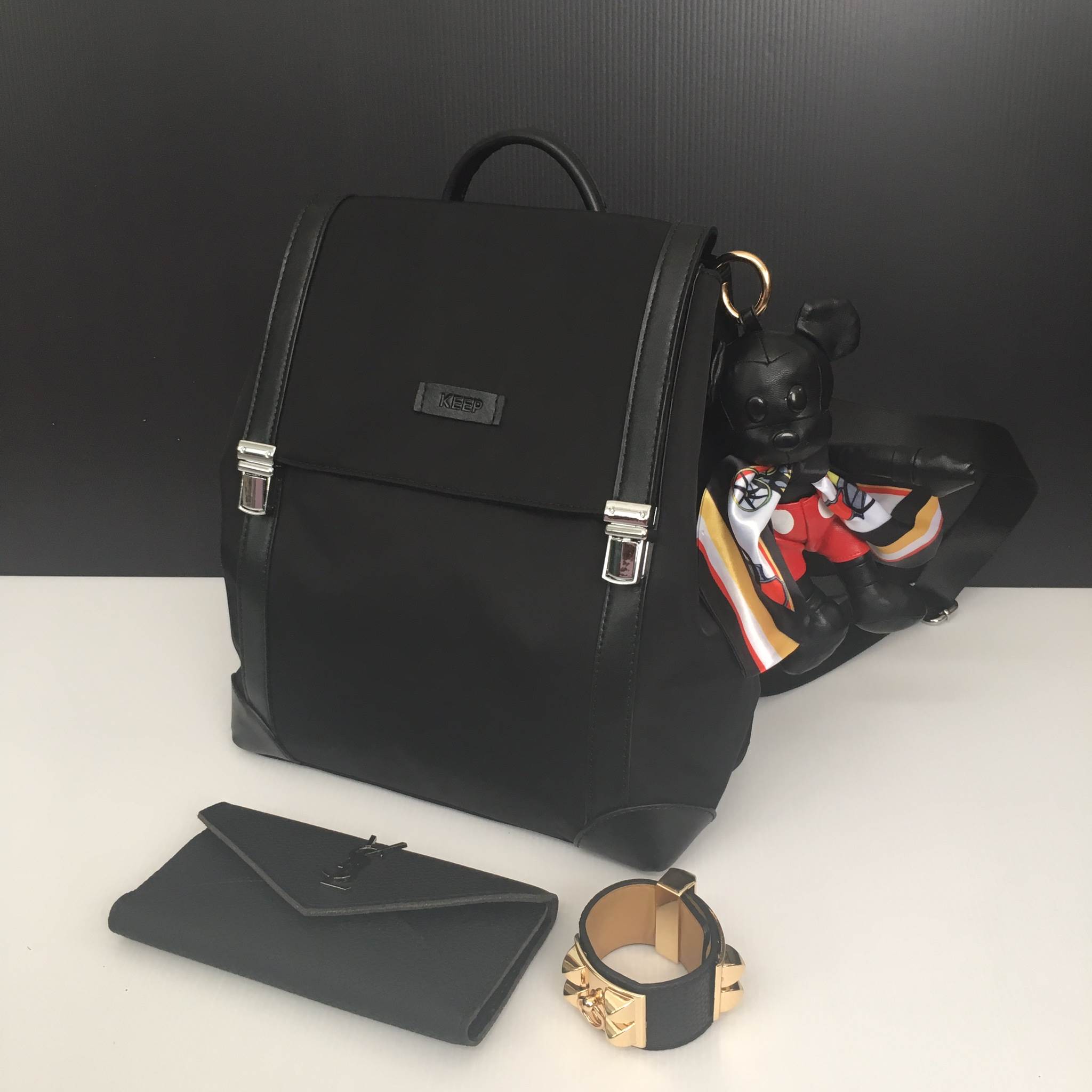 รุ่นใหม่ล่าสุดเลยห้ามพลาดน๊า !!! สาวๆ ที่กำลังหากระเป๋าเป้ เบาๆ ดีไซด์เก๋ๆ ปรับใช้ได้ 2 ทรงเลยคะ 👄 =>> ตัวกระเป๋า เป็นผ้าไนล่อนนาโน เนื้อหนาทนทานกันน้ำได้ แถมหูจับกระเป๋า และตัวหนังต่างๆ ทำจากหนังแท้ทนทานมาคะ =>> น้ำหนักเบา จุเยอะ ดีไซ