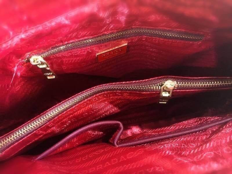 PRADA NYLON BAG Limited edition พรีเมี่ยมกิ้ฟจากเคาน์เตอร์แบรนด์ต่างประเทศ วัสดุ Nylon เนื้อหนาคุณภาพดีตามแบบฉบับแบรนด์ ด้านหน้าประดับทองโลโก้หรู ด้านข้างมีกระดุมปรับขยายได้ หูจับหนังแข็งแรง พร้อมสายสะพายยาวปรับระดับได้ มีหมุดรองฐานกันรอยสี่มุม ภายใน Poly