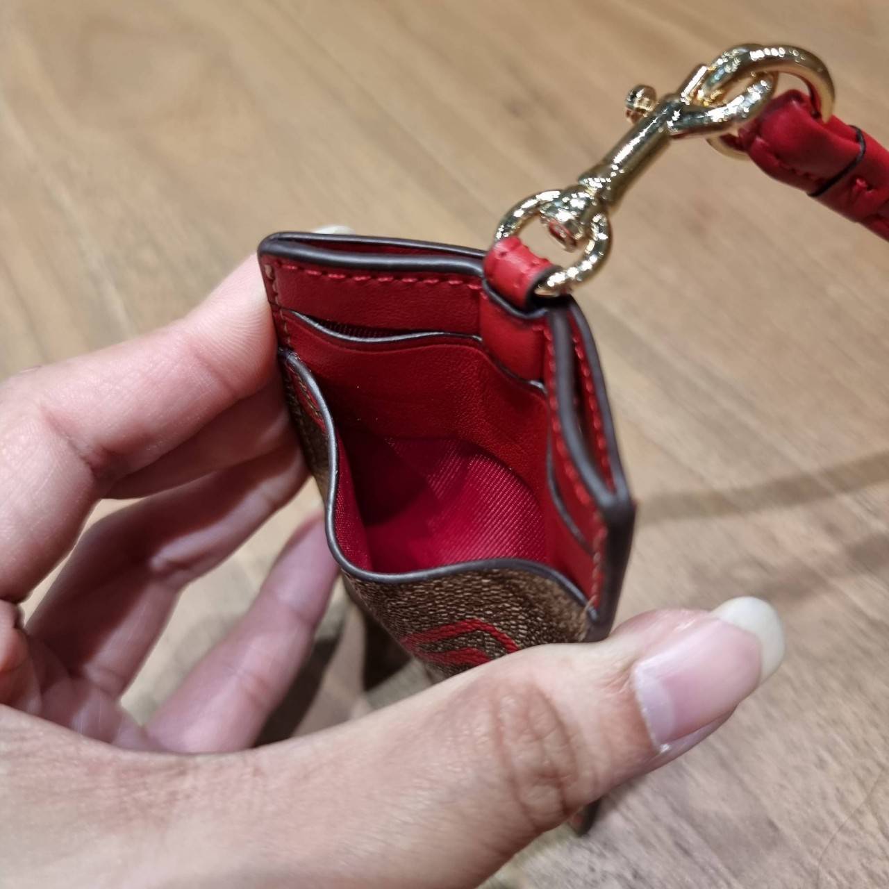 COACH C3305 ID LANYARD IN COLORBLOCK SIGNATURE CANVAS ง่ายๆแบบไม่ธรรมดา!! คลาสสิคแต่มีดีเทลโดดเด่น!! กระเป๋าถนอมบัตร พร้อมสายคล้องคอ ดีไซน์ลวดลายสวย ดูดีทุกแบบ ใช้งานง่าย พกพาสะดวก จะใส่บัตรพนักงาน บัตรเครดิต บัตรปชช. ใบขับขี่ และบัตรอื่นๆที่อยากจะใส่!! ต