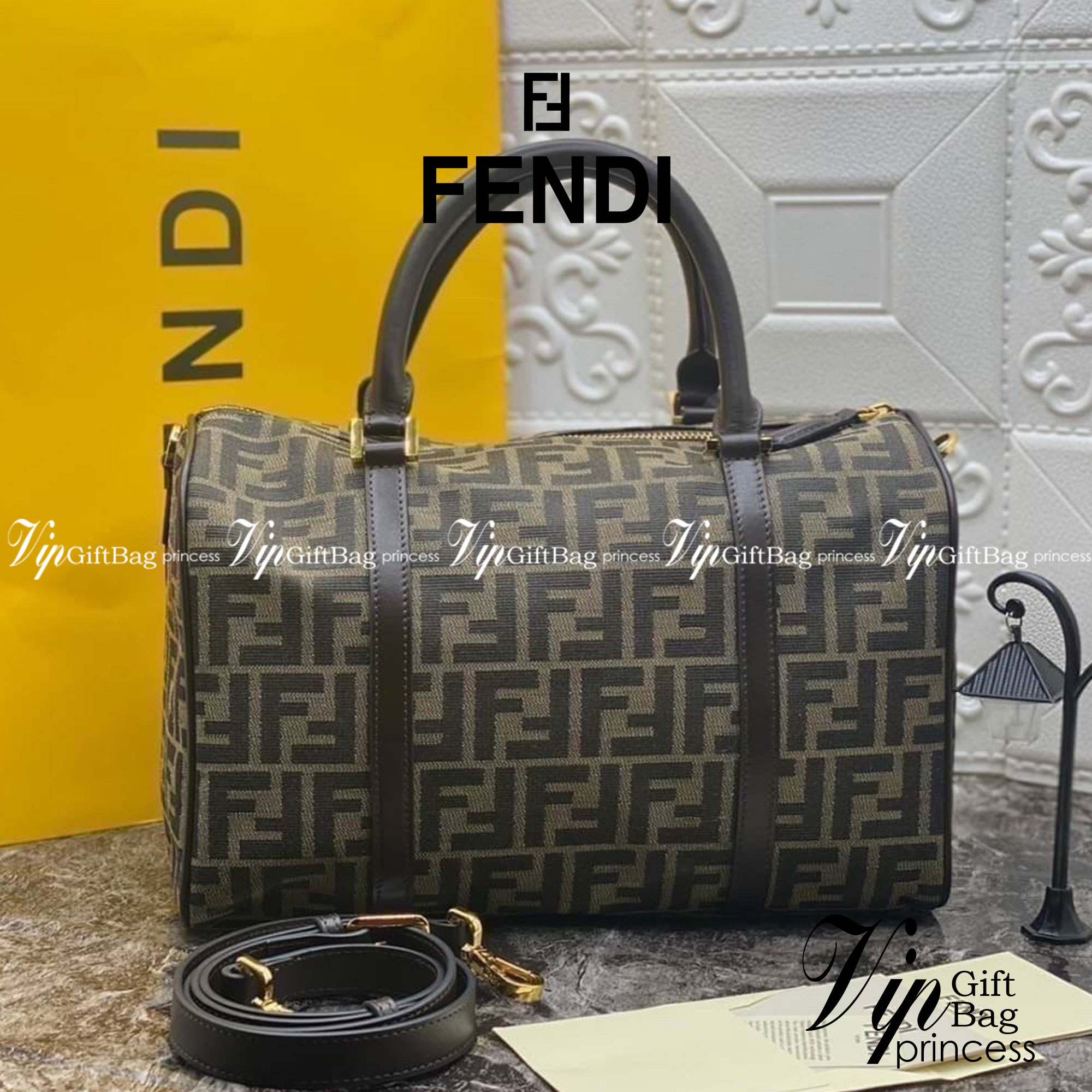 หนังแท้ Fendi Travel Bag Fendi Boston Vintage Bag พร้อมส่งที่ไทย Tobacco Zucca Canvas and Gold hardware. กระเป๋าเดินทางใบใหญ่กำลังดี ภายในโล่งกว้าง จุของได้เยอะ ภาพสินค้าถ่ายจากงานขายจริง ใช้งานต่างประเทศได้ค่ะ