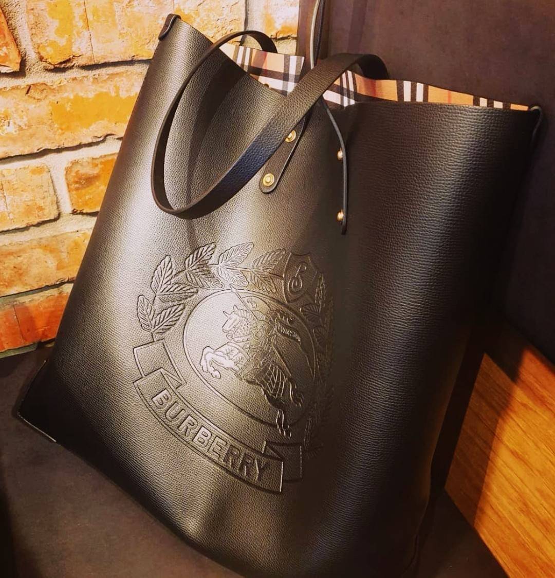 VIP 🥂 BURBERRY FRAGRANCES TOTE BAG VIP รุ่นแนะนำ ดีไซน์สวยโดดเด่นหนังสีดำขึ้นเทคเจอร์ด้านหน้ามีโลโล้แบรนด์ ภายในลายวินเทจสุดคลาสสิค โล่งกว้างมีช่องซิปเล็กและโลโก้ด้านใน สามารถใส่เอกสาร A4 Notebook ipad สัมภาระได้เยอะจุใจ หูหิ้วหนังจับถนัดมือสะพายไ