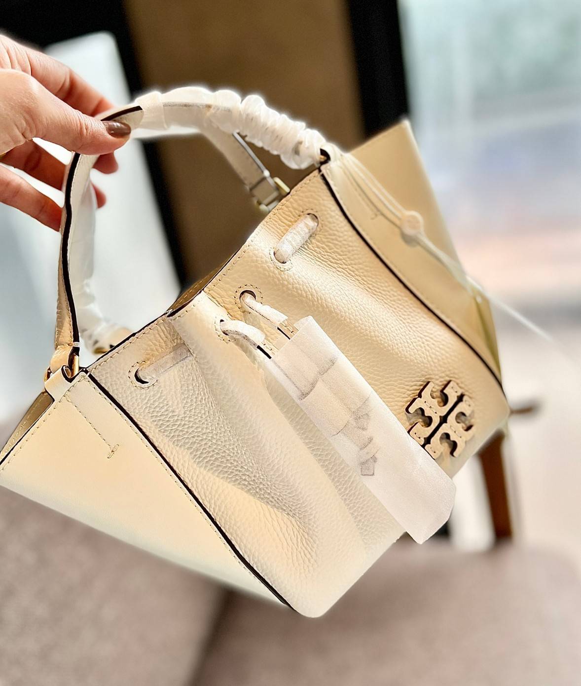 TORY BURCH MCGRAW DRAGONFLY MINI SATCHEL ((90474)) พร้อมส่งที่ไทย แนะนำต้องมีติดตัว สวยมากๆ! กระเป๋าหิ้วหรือสะพายข้างได้ หนังแกะนิ่มสวย อย่างดีเลยค่ะ ดีเทลด้านหน้าแบบหูรูด ปากกระเป๋าเปิดปิดแบบกระดุมแปลก ภายในโล่งกว้าง ใส่ของได้ครบครันหายห่วงค่ะ; มีช่องให้