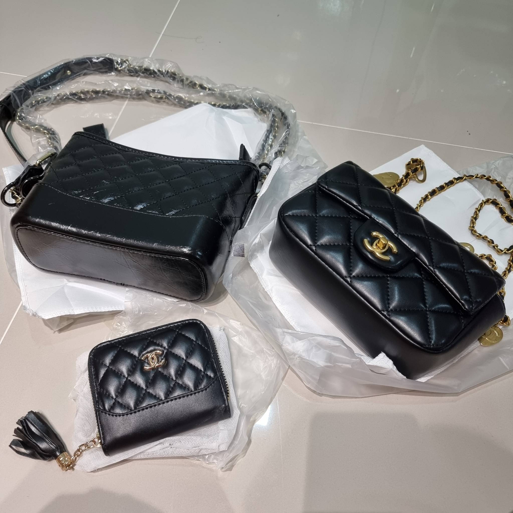 CHANEL GIFT SET สุดหรูชวนให้สะสมส่งท้ายปี กับไอเท็มลิมิเต็ดและ best seller พร้อมเสิร์ฟครบชุด สุดคุ้ม มาพร้อมกระเป๋าสะพายถึง 2 ใบ เด็ดทั้งคู่ๆ วัสดุหนังวัว และยังไม่พอ มีกระเป๋าสตางค์แถมให้ไปอีก 1ใบ สวยครบจบในเซ็ทเดียว!!