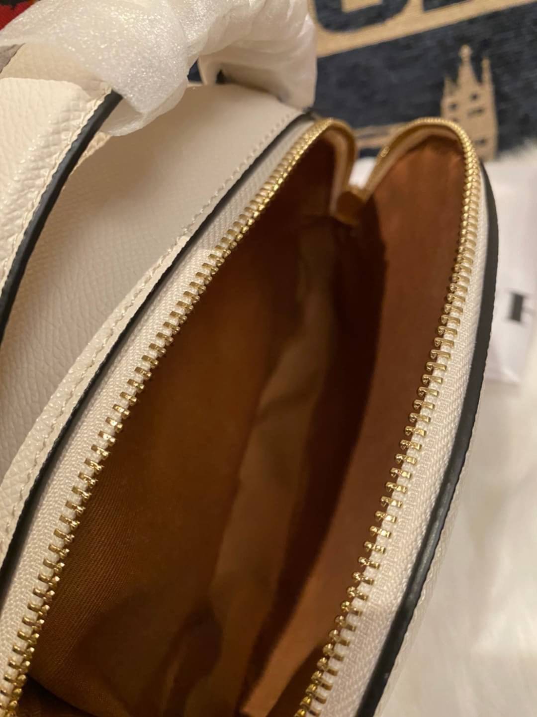 COACH SERENA SATCHEL CROSSBODY BAG กระเป๋าทรงโดมเล็ก น่ารัก แต่ใส่ของได้จุเลยทีเดียว!! มี2ช่องซิปหลัก ช่องค่อนข้างกว้าง สามารถใส่กระเป๋าเงินใบกลางได้;ของจำเป็นอื่นๆได้ครบเลยค่ะ มีช่องเล็กให้ใส่ของจุกจิก ด้านหลังมีช่องเล็กให้อีกช่องค่ะ พร้อมสายยาวถอดออกได้