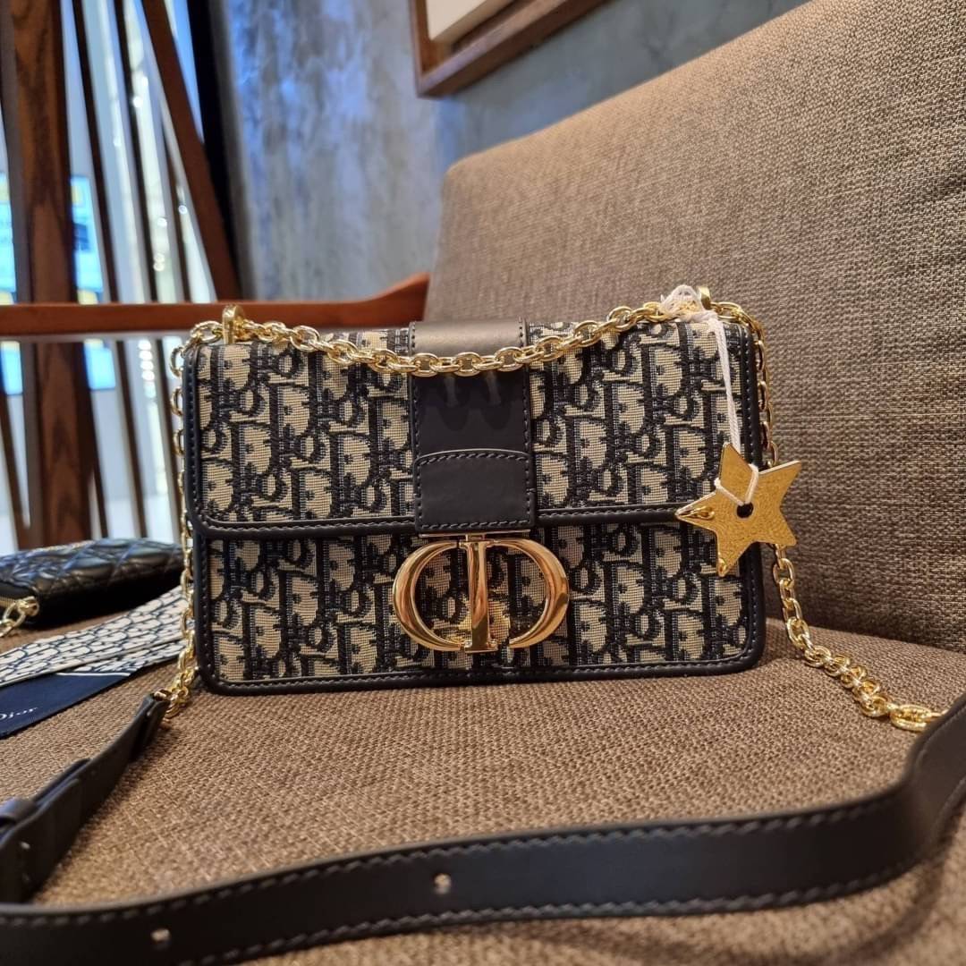 DIOR SET BAG / DIOR 30 Montaigne Bag / CD LIMITED EDITION GIFT BOX WITH GOLD STAR BOUTIQUE SET พร้อมเสิร์ฟครบชุด แรร์ไอเท็ม ที่ถูกรวมไว้ในหนึ่งเดียว กับ gift box limited จัดให้ทั้งกระเป๋าสะพายสุดหรู กระเป๋าสตางค์ใบสั้นรุ่นคลาสสิค ribbon เข้าเซ็ท และ gold 