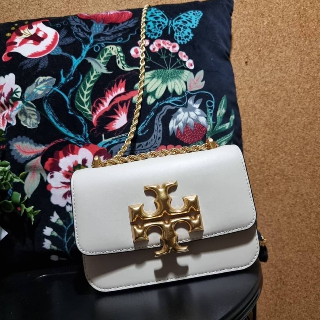 TORY BURCH ELEANOR SMALL CONVERTIBLE SHOULDER BAG ฮอตไอเท็ม รุ่นนี้ขายดีขายหมด สวยหรู คุณหนู ผู้ดี!! หายากมากแล้วน้า กระเป๋าสะพายข้าง ดีไซน์อยู่ทรง ขนาดกำลังสะดวกใช้สำหรับสาว วัสดุหนังแท้เต็มใบ สีทูโทน เปิด-ปิดด้วยแถบแม่เหล็ก ภายในแบ่งสัดส่วนได้เป็นอย่างด