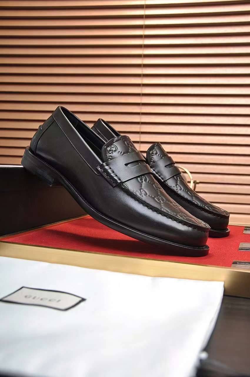 GUCCI Loafers for Men เกรดออริจินอล รองเท้าโลฟเฟอร์กุชชี่ ให้ลุคดูภูมิฐาน หรูหรา เข้ากับทุกชุด ทุกโอกาส วัสดุหนังแท้และแคนวาสอย่างดี ใส่สบาย ไม่กัดเท้า บล็อคมาตรฐาน 1:1 เป็นรองเท้าที่คุณผู้ชายควรมีติดตู้ภาพถ่ายจากงานขายจริง ใช้งานต่างประเทศได้