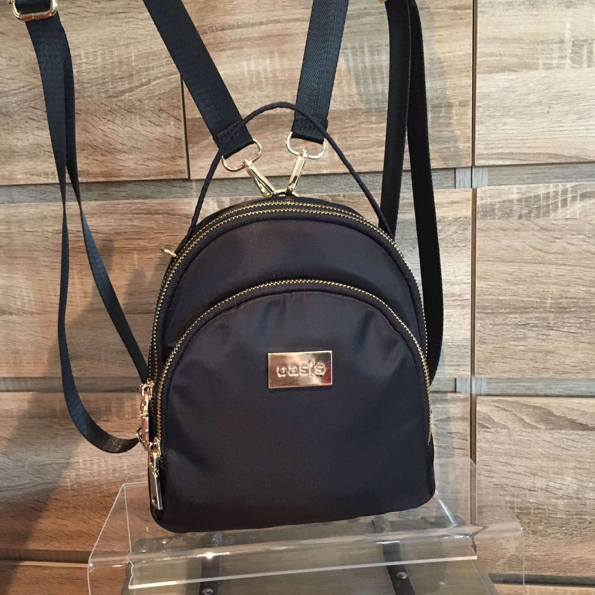 กระเป๋าเป้!!! ทรงน่ารักมากๆๆๆ จากแบรนด์ OASIS รุ่นพิเศษ ช่องซิป 3 ช่องใหญ่ + สายยาวถอดได้ ปรับสะพายได้หลายรูปแบบค่า จุดเด่นที่ >ตัวกระเป๋าทำจากผ้าไนล่อนเนื้อดี >น้ำหนักเบามาก >สายกระเป๋า ถอดปรับ สะพาย หลัง สะพายข้าง ลำตัว หรือ สะพายพาดไหล่ได้คะ &