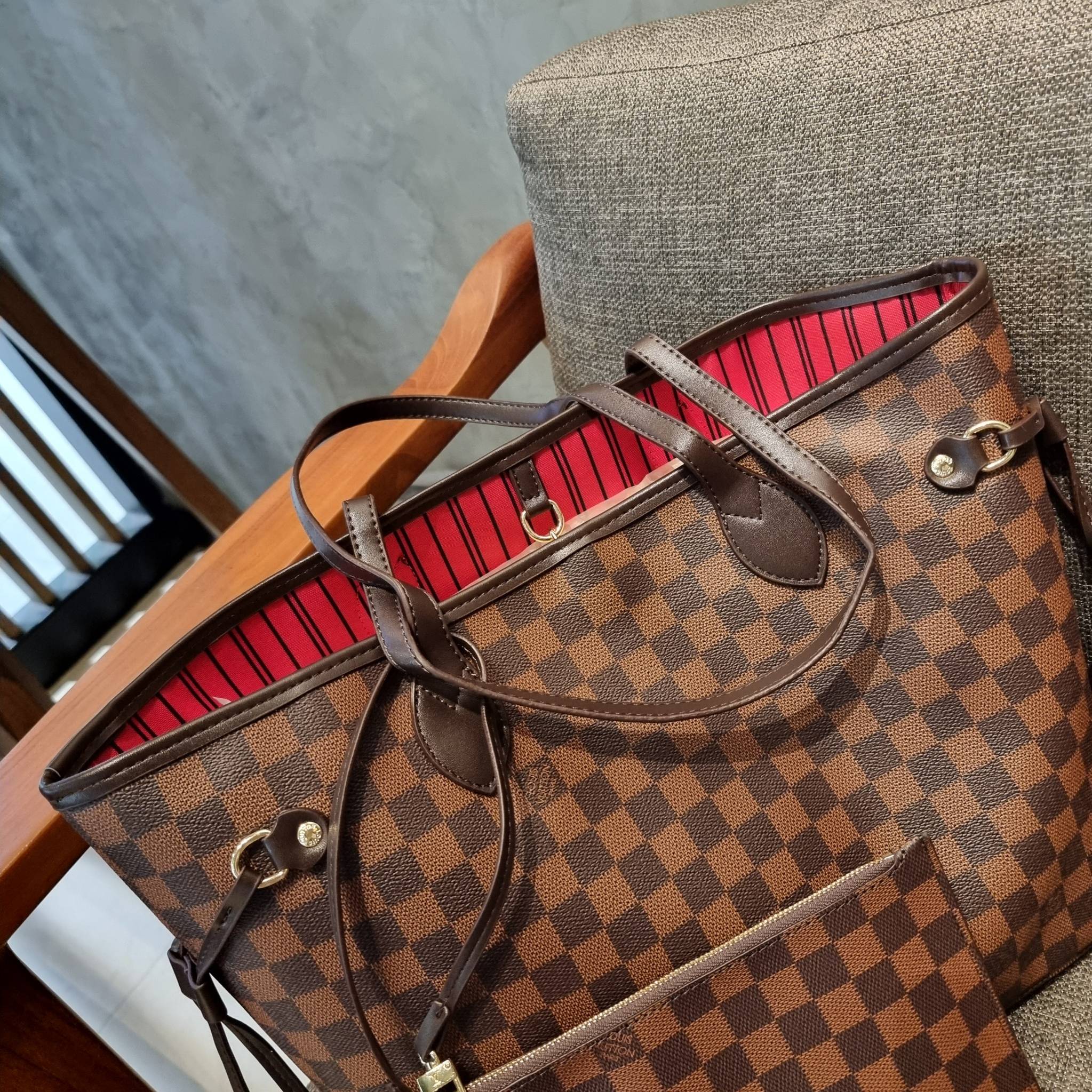 LV 2IN1 TOTE SET กระเป๋าสะพายไหล่ใบใหญ่ทรง tote มาพร้อมใบลูก คลาสสิคที่สุด เป็รอีกรุ่นที่มีคนใช้กันทั่วบ้านทั่วเมือง ฮิตแบบไม่ต้องพูดเยอะ วัสดุหนังแคนวาสปั๊มลายเต็มใบ ปากกระเป๋ามีหูเกี่ยว ด้านข้างมีหนังรูดเก็บทรงได้ ภายในโล่งกว้างมากๆ มีช่องซิปแยกให้ ใบเล