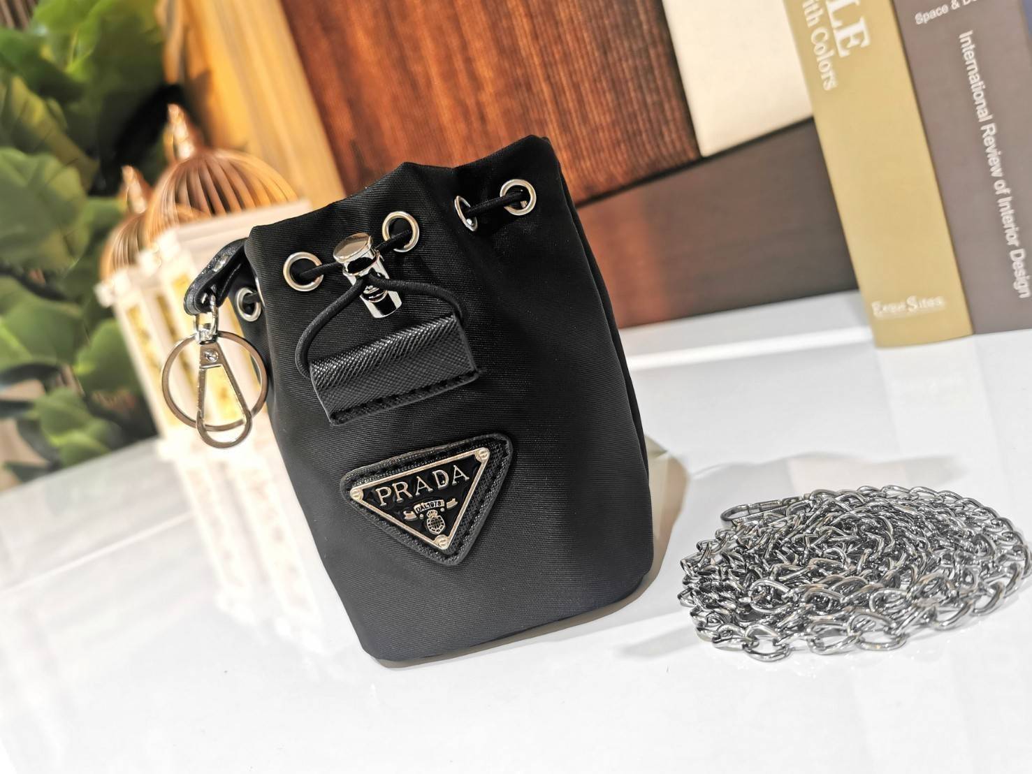 กลับมาตามคำเรียกร้อง Must Have!✴️PRADA MINI DRAWSTRING WITH KEYCHAIN VIP GIFT WITH PURCHASE (GWP) พรีเมี่ยมกิ๊ฟจากต่างประเทศรุ่น Limited "Duty Free" กำลังฮิตสุดๆในเกาหลี วัสดุ Nylon & Polyester 100% ด้านหน้าประดับโลโก้ เปิดปิดแบบ Drawstri