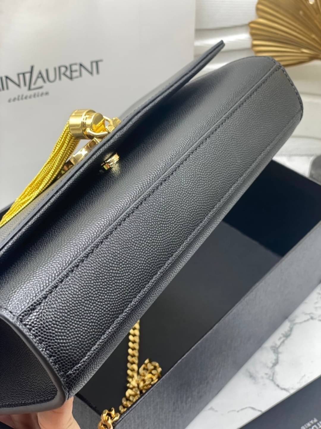 YSL kate medium chain bag in grain de poudre embossed leather 24cm กระเป๋าสะพายแบรนด์หรู รุ่นฮิตลอดกาล งานสวยดูดีมีระดับ ปั้มทุกจุด ขนาดกระทัดรัดกำลังดี มาพร้อมาสะพายโซ่ยาว เลื่อนปรับเป็น 2 แถว เพื่อสะพายเป็นสายสั้นได้ ด้านในโล่งกว้าง ใส่กระเป๋าสตางค์ใบยา
