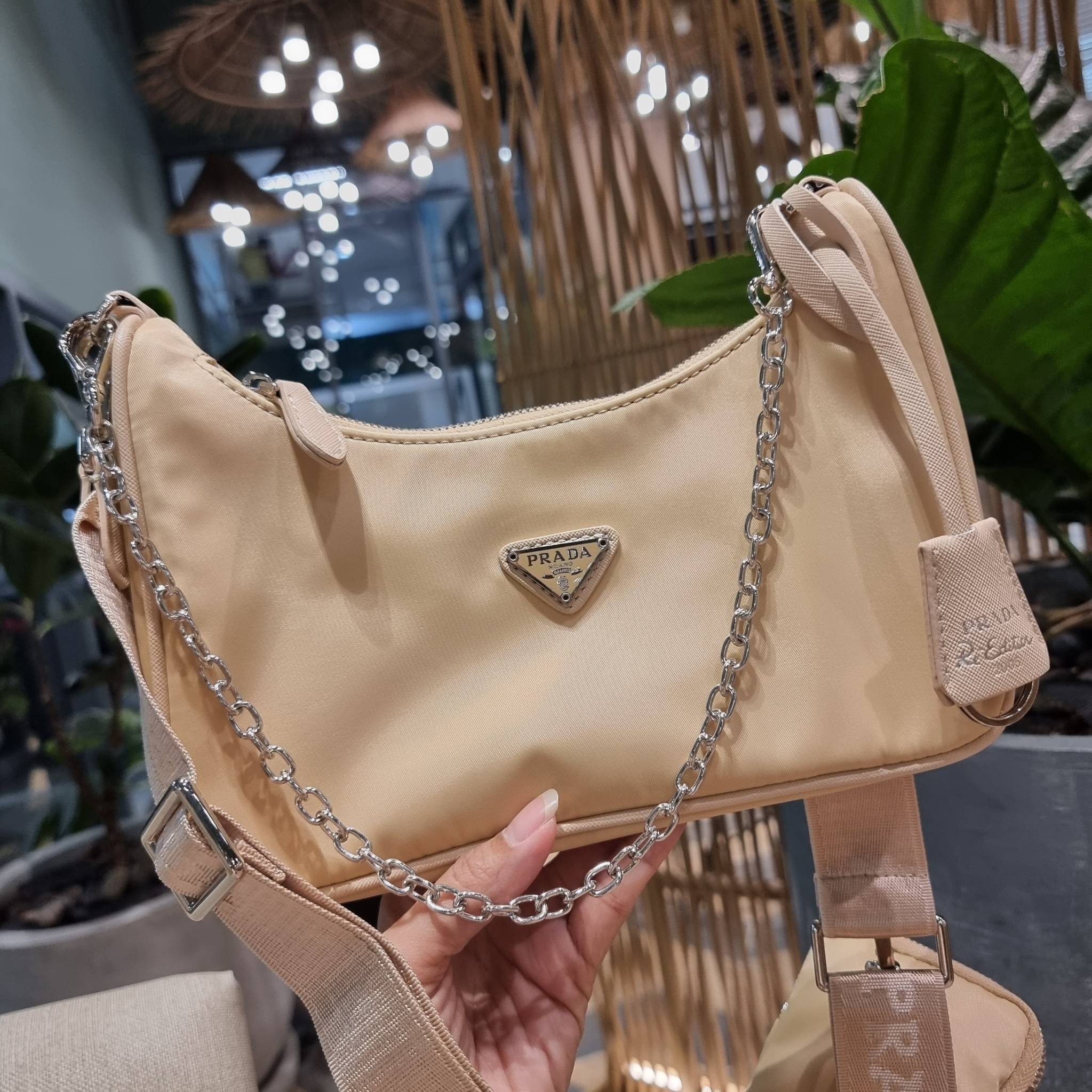 VIP 🥂 PRADA RE-EDITION 2005 RE-NYLON SHOULDER BAG ไอเท็มสุดปัง ที่ฮิตตลอดกาลไม่ว่าจะปีไหนๆ จัดให้ครบทั้งสีขายดีและสีใหม่ล่าสุด ที่สายคุณหนูห้ามพลาด!! กับกระเป๋าสะพายทรงคลาสสิค เหมาะเป็น everyday bag มากๆ วัสดุผ้าไนล่อนคุณภาพ พร้อมใบลูก ไว้ใส่เหรีย