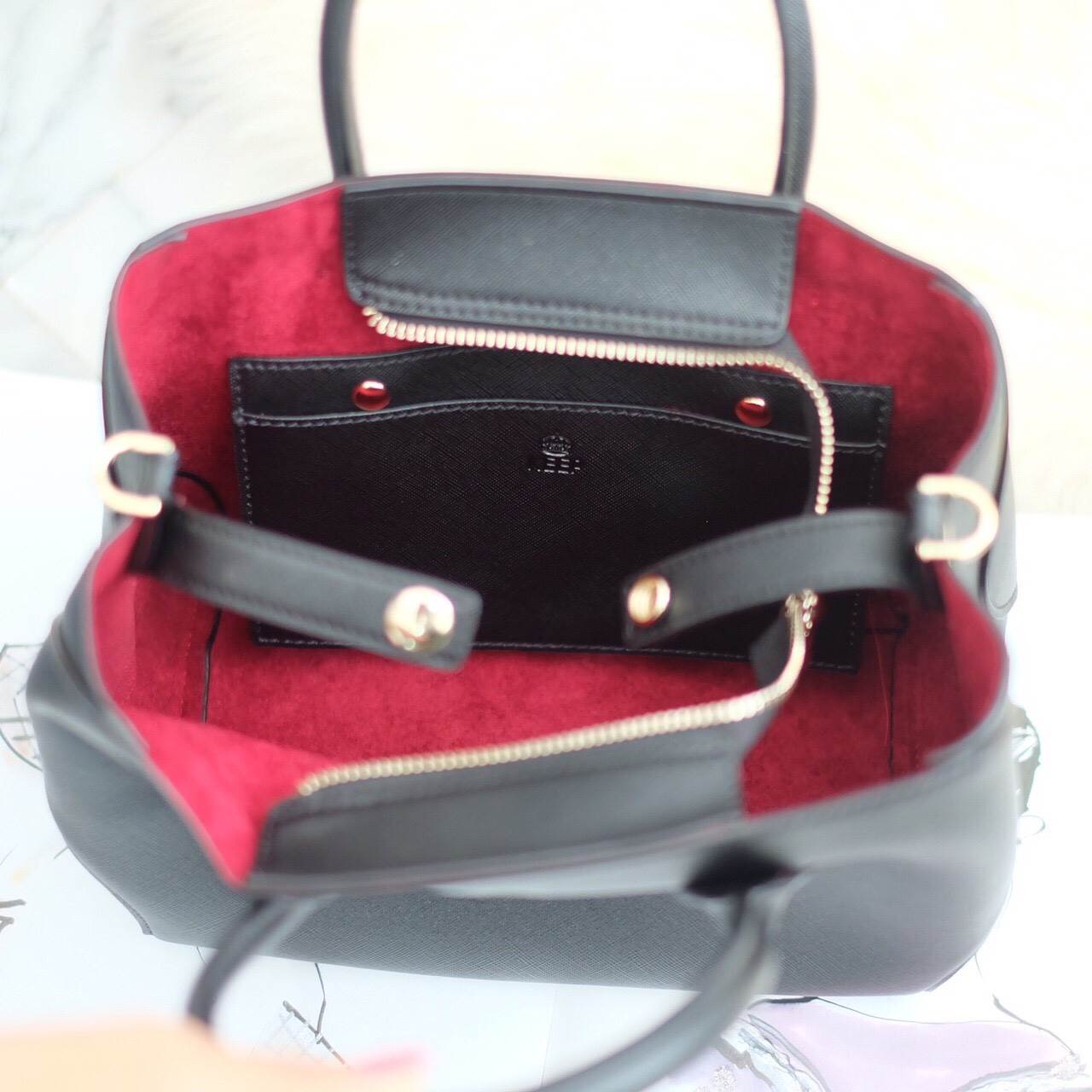 KEEP รุ่น COZY สวย ตอบโจทย์ ด้วยรูปทรงที่ เรียบหรู ทรงกระเป๋า ปรับได้ 2 แบบ เก็บทรง หรือ ขยายทรงได้ ตอบโจทย์ทุกการใช้งาน หนังกระเป๋า Saffiano อย่างดี ภายใน บุด้วย ผ้า Craft เอกลักษณ์เฉพาะ ทำให้ กระเป๋าเบา และ เพิ่มความสวยงาม ภายใน ทำช่อง แยก เฉพาะ สำหรับเ