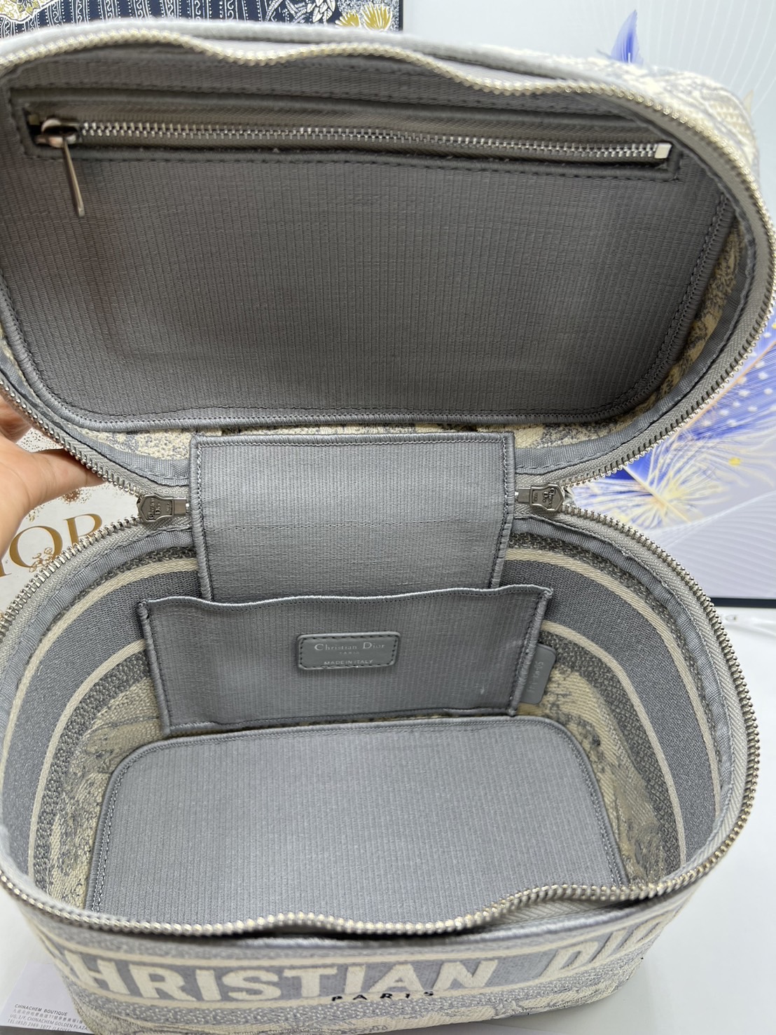 22cm Medium DiorTravel Vanity Case กระเป๋าใส่เครื่องสำอางใบกลาง จุของได้เยอะ มาพร้อมกับลวดลาย Oblique ปักอย่างประณีตและประดับด้วยสัญลักษณ์ Christian Dior Paris มาพร้อมสายสะพายและหูจับในตัว