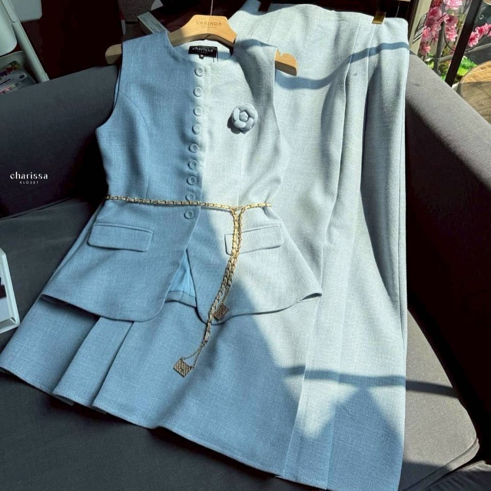 เช่าชุดเที่ยว by Princess 💕CHARISSA KLOSET ชุดเซ็ทเสื้อแขนกุดทรงเข้ารูปแต่งกระดุมปั้มจริง ตกแต่งกระเป๋าเสื้อให้ดูโดดเด่น