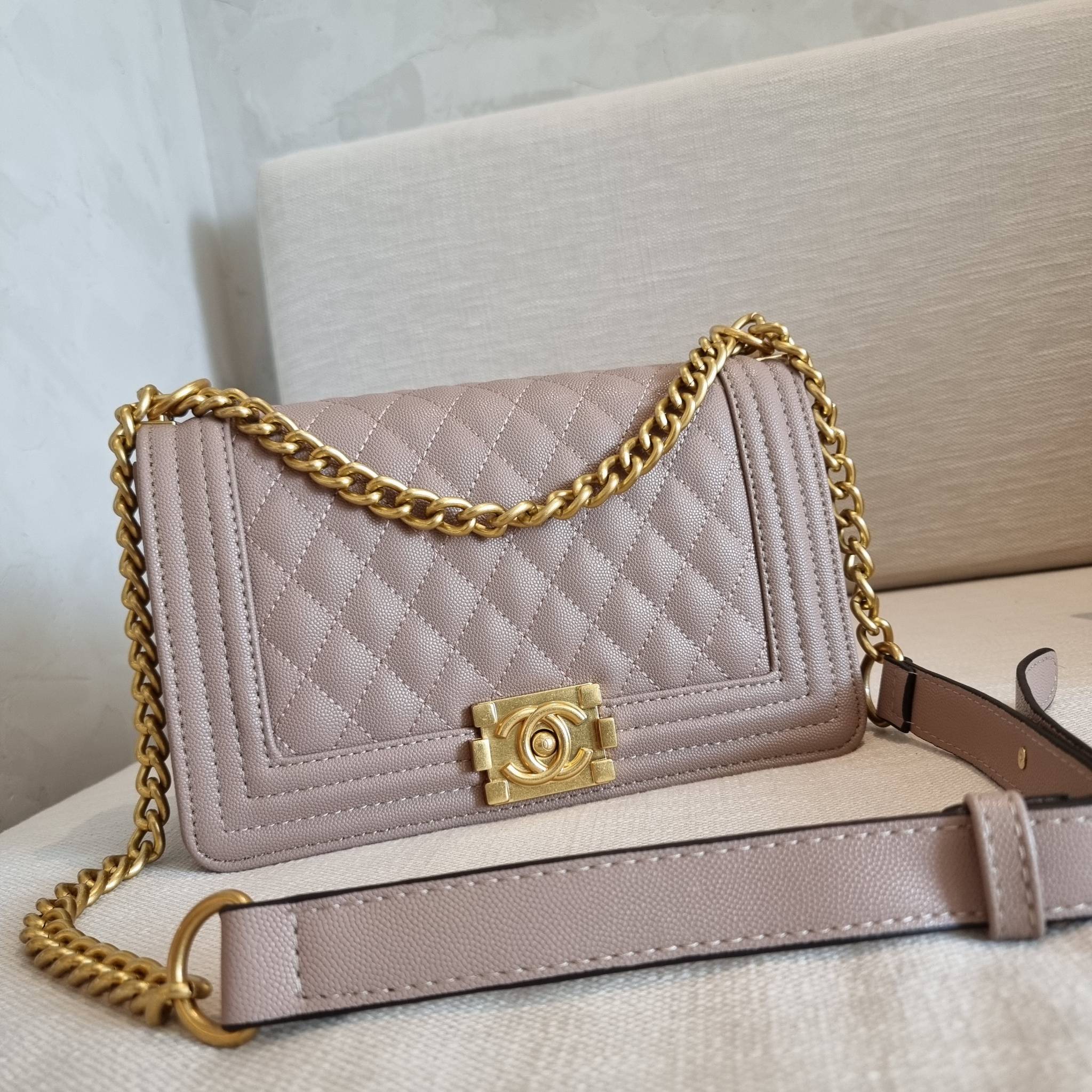 Chanel Boy 10" พร้อมส่งที่ไทย รุ่นสุดฮอต อะไหล่สีทองสุดหรู วัสดุหนังลายคาร์เวีย ทรงคลาสสิคที่สาวๆห้ามพลาด!! ในราคาสุดคุ้ม เปิด-ปิดกระเป๋าด้วยตัวล็อค ภายในโล่งกว้าง ไซส์ใหญ่ใส่ของได้เยอะ มีช่องแยกในกระเป๋า มาพร้อมสายสะพายโซ่สลับหนังรองบ่า (ถอดได้-ปรับ