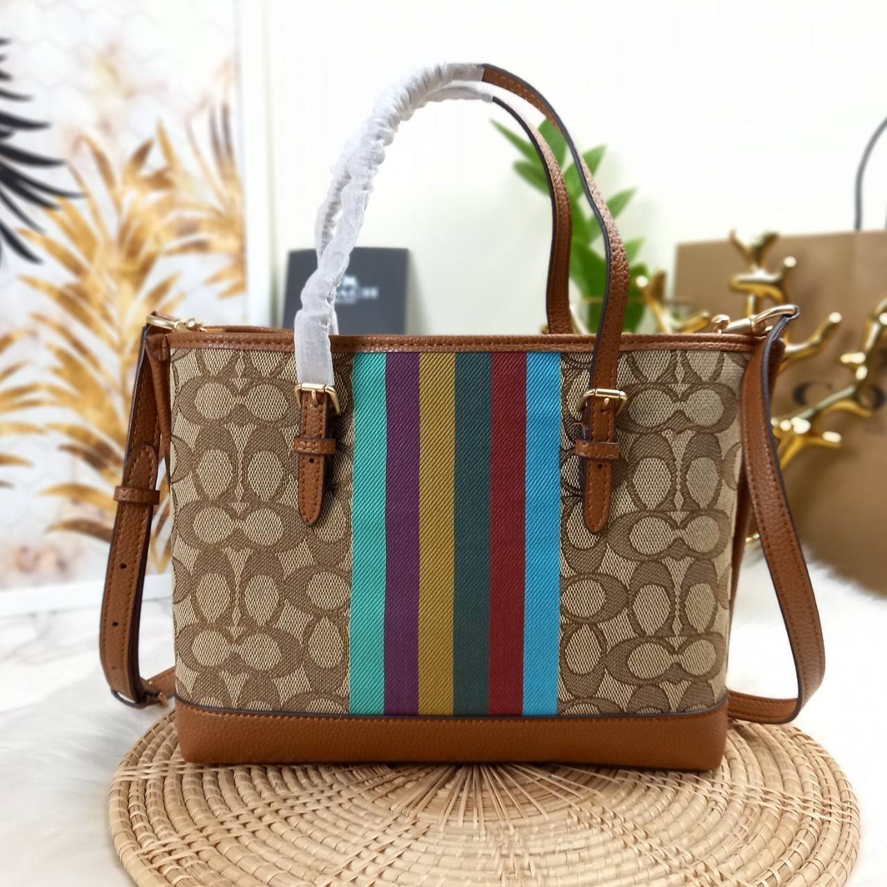 เอาอีกแล้วนะยูวว สวยน่ารักเบอร์นี้ COACH MOLLIE 25 TOTE IN SIGNATURE JACQUARD WITH STRIPES (C4086)🌺รีบมาสวยก่อนใครที่นี่เลย🤩🌈//กระเป๋าถือ กระเป๋าสะพาย ทรง TOTE ขนาดน่ารักกำลังดี ดีไซน์ใหม่ ลวดลายโดดเด่นสะดุดตา//วัสดุJACQUARDทอลาย ผ