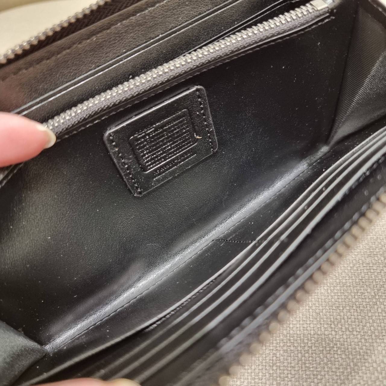 COACH C4327 COACH x PEANUT ACCORDION ZIP WALLET IN SIGNATURE CANVAS WITH SNOOPY PRINT คอลเลคชั่นใหม่ กระเป๋าสตางค์ใบยาว ลายสนูปพี น่ารักน่าใช้ สีคลาสสิค ใช้ได้ตลอดกาลไม่มีตกเทรนด์ วัสดุหนังแคนวาสเคลือบลาย ภายในใส่บัตรได้เยอะ มีช่องซิปแยก ใส่โทรศัพท์ได้ พก