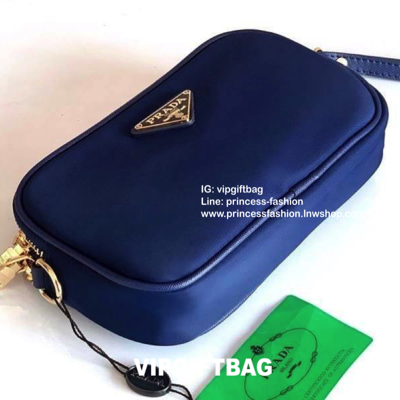 PRADA CROSSBODY BAG WITH ZIP GIFT WITH PURCHASE (GWP) กระเป๋าสะพายพรีเมี่ยมกิ้ฟ Limited Edition จากเคาน์เตอร์แบรนด์ดีไซน์เรียบหรูดูดี วัสดุ Nylon & Polyester 100% เนื้อหนาคุณภาพดีตามแบบฉบับของแบรนด์ ด้านหน้าประดับโลโก้มีช่องแบ่ง2 ช่องเป็นสัดส่วนเปิดปิดด้ว