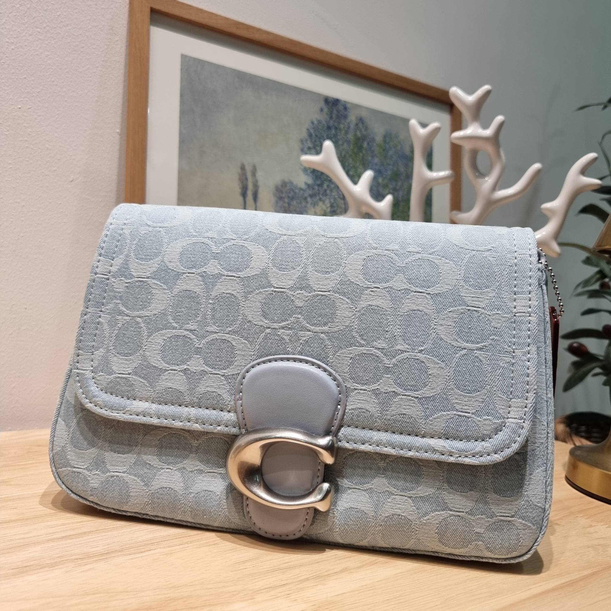 COACH CJ854 SOFT TABBY SHOULDER BAG IN SIGNATURE DENIM ฉุดไม่อยู่แล้วจริงๆกับไอเท็มนี้ ที่ร้อนแรงแบบปังๆไปเลย!! กระเป๋าสะพายไหล่/สะพายข้าง ดีไซน์วินเทจย้อนยุค สวยคมชัด คลาสสิคใช้ได้ทุกลุค