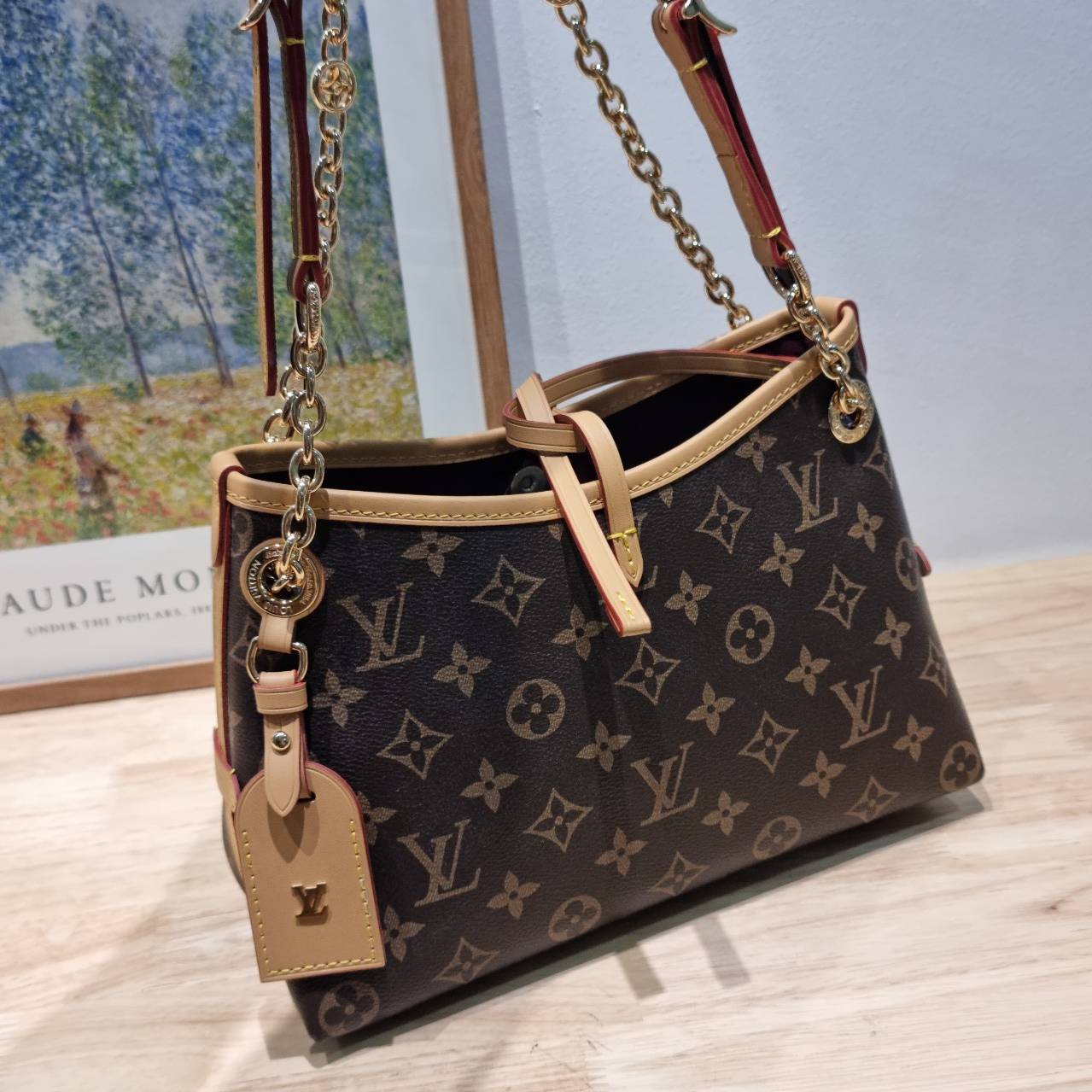 LV CARRYALL BB ใหม่ล่าสุด รุ่นลิมิเต็ดที่สาวๆตามหา จากเคาน์เตอร์ dutyfree ซึ่งเป็นดีไซน์ใหม่ 2025 กระเป๋าสะพายไหล่ทรงสวย ดีไซน์เรียบง่ายคลาสสิค หรู ดูผู้ดี รูปทรงใช้งานง่าย