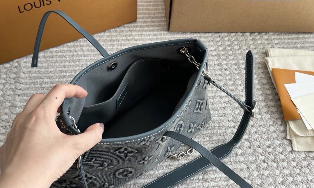 LV CarryAll BB Monogram Denim Bag กระเป๋าสะพายสุดไอคอนิกผสานสไตล์ล้ำสมัยเปี่ยมฟังก์ชัน ไซส์ใหม่ล่าสุด กะทัดรัดใช้งานได้คล่องตัวมากขึ้น เดนิมซีดสไตล์วินเทจ ปั้มนูนโลโก้ลายโมโนแกรม