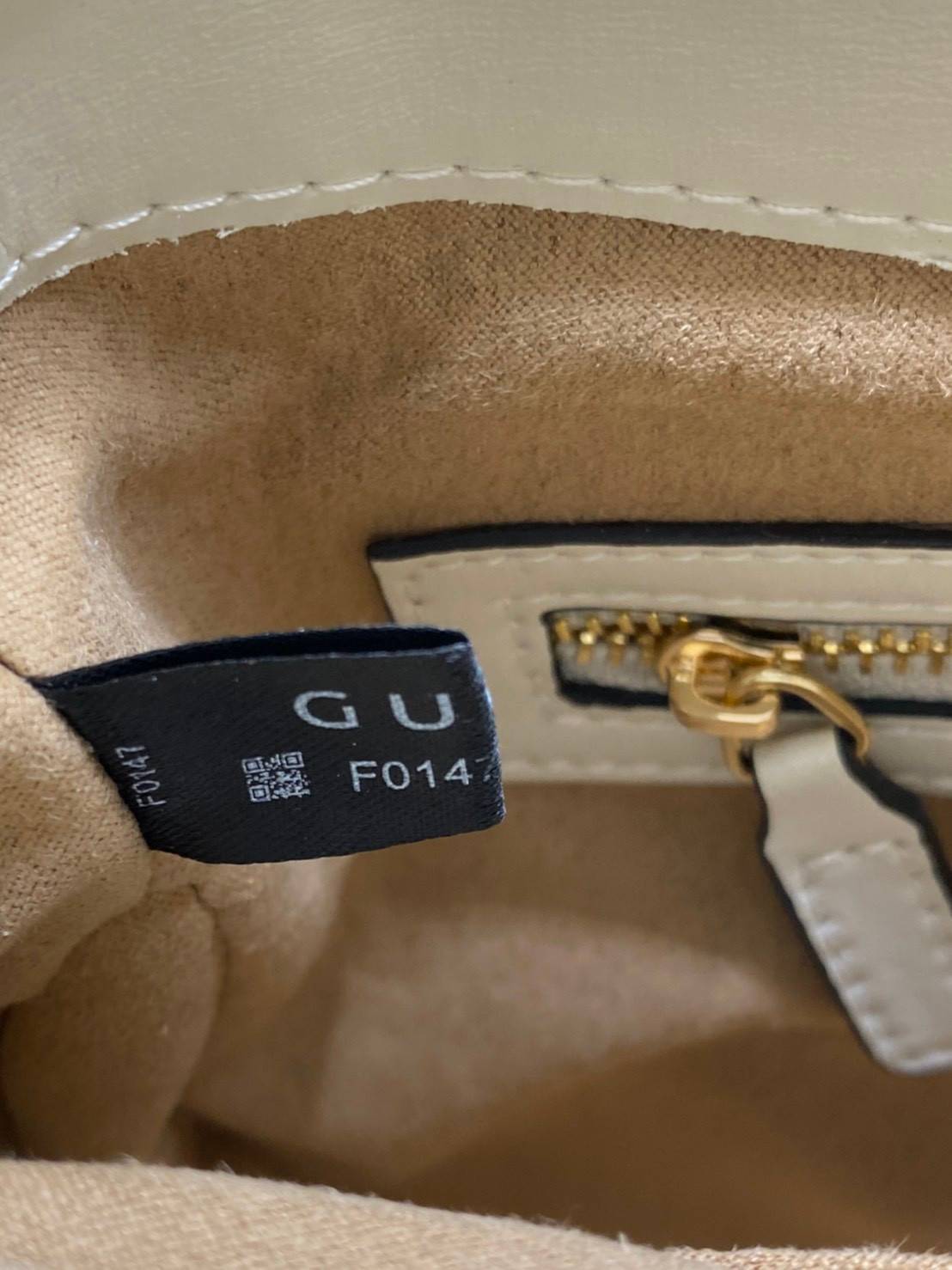 VIP GIFTbag 】หนังแท้ GUCCI Jackie 1961 mini shoulder bag กระเป่ารุ่นฮิตจาก Gucci ต้องบอกเลยว่าสำหรับสาวๆหลายคนนั้น ที่ชื่อชอบ หรือเป็นสาวกกลับแบรนด์อย่าง Gucci ต้องบอกเลยนะว่าสำหรับรุ่นนี้ห้ามพลาดไปทีเดียว บอกว่าได้เป็นตำนานควาวินเทจได้อย่างดี โดยขนาดของต