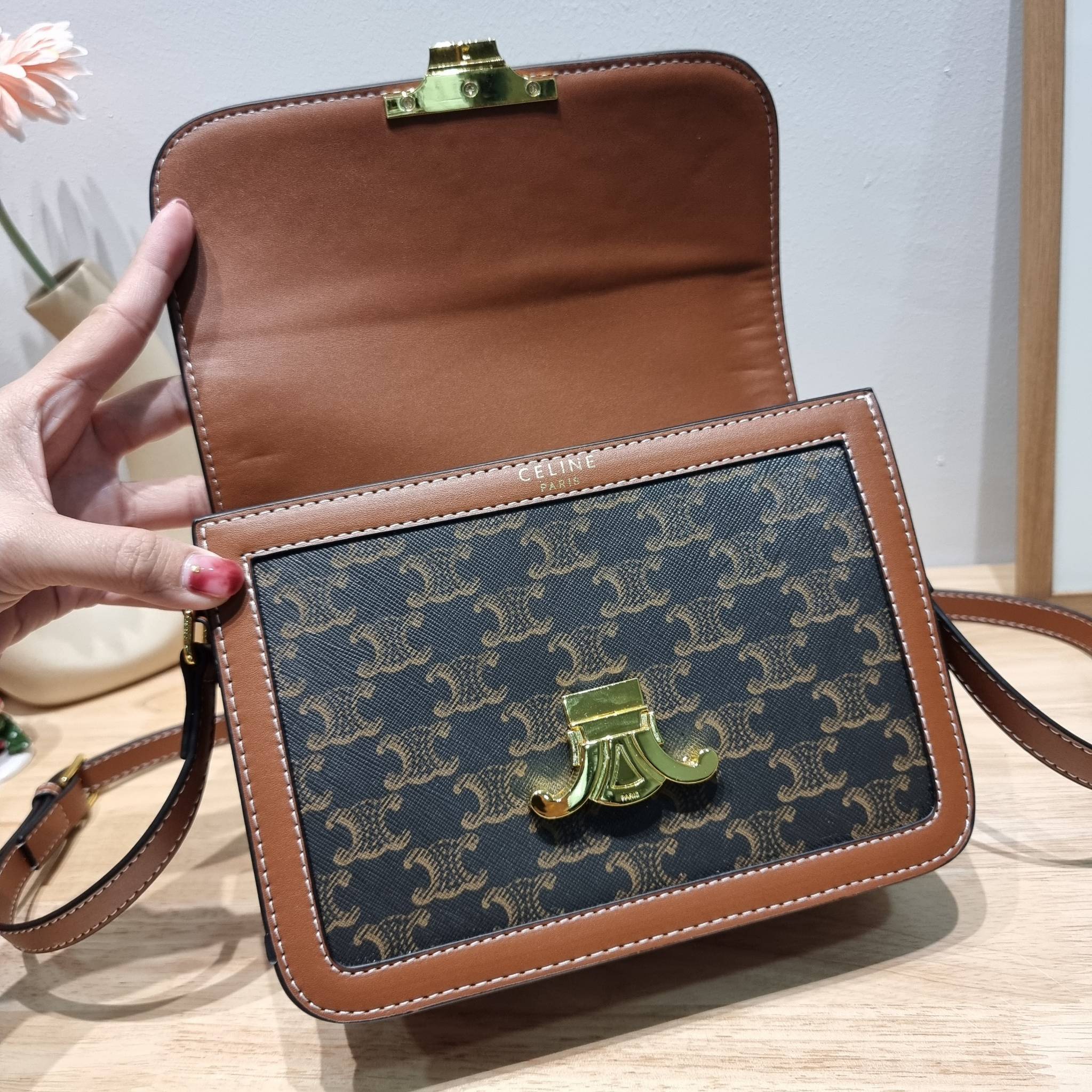 CELINE Classique Triomphe Bag / CELINE TRIOMPHE BAG MEDIUM IN TRIOMPHE CANVAS AND CALFSKIN ไม่มีไม่ได้เลยกับไอเท็มสุดคลาสสิค ที่รอบนี้จัดให้ไซส์ใหญ่กว่าเดิม กระเป๋าสะพาย สวยอยู่ทรง ดีไซน์เป็นธรรมชาติ เนเชอรัลโทน