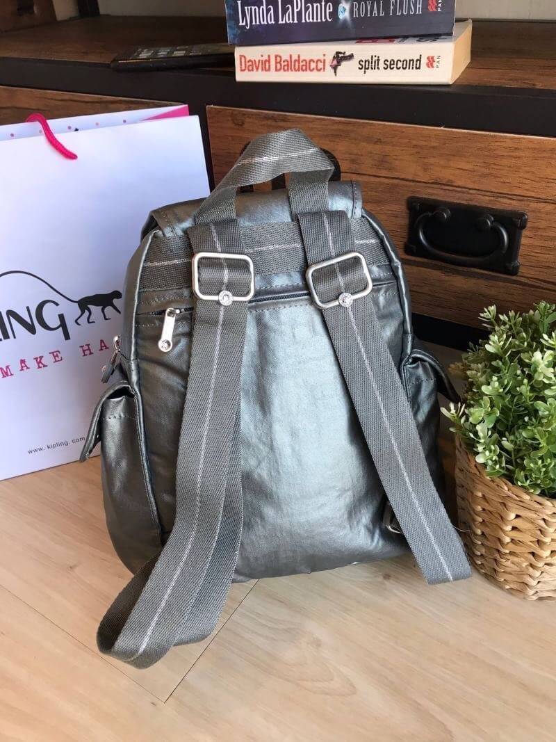 Kipling City Pack Mini Backpack จาก Mayday collection กระเป๋าเป้ วัสดุ 100% Polyamide ด้านหน้ามีช่องซิป ช่องเล็กใส่ของซ้าย ขวา ช่องหลักเปิดปิดด้วยตัวล็อค 2 ชั้น กระดุมแม่เหล็ก และซิป ภายในกว้าง ใส่ A4 ของใช้ เสื้อผ้าได้ แบ่งช่องเป็นสัดส่วน สายสะพานปรับได้