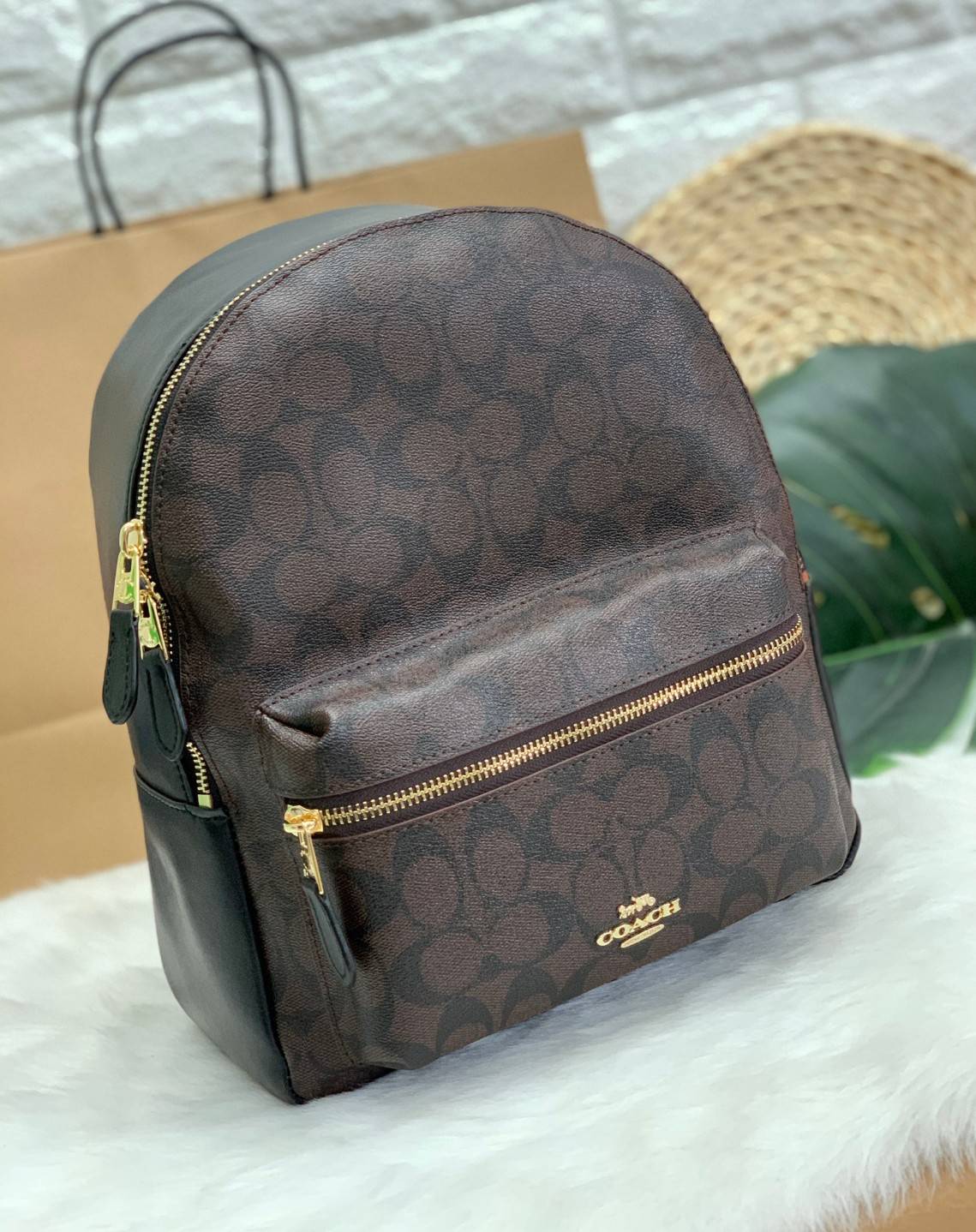 OUTLET 】COACH MEDIUM CHARLIE BACKPACK IN SIGNATURE ((32200)) พร้อมส่งที่ไทยอีกครั้งค่ะ! กระเป๋าสะพายหลังขนาดกลาง หนังแท้+ไนล่อน ด้านหน้ามีช่องซิปให้หนึ่งช่อง;เปิดปิดช่องหลักแบบซิปคู่ ภายในกว้างใส่สัมภาระได้จุนะคะ พร้อมช่องซิปให้อีกช่องค่ะ;สายสะพายสามารถเล