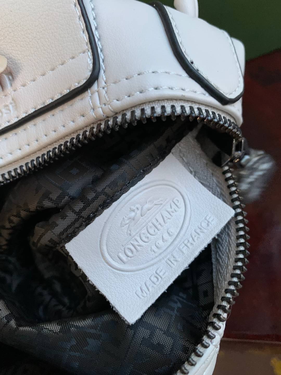 Longchamp Le Pliage Cuir Crossbody Bag อีกหนึ่งคอลเลคชั่น Le Pliage Cuir หนึ่งในตระกูลกระเป๋าสุดไอคอนิกจากแบรนด์ Longchamp และจัดการปรับดีไซน์ให้มีขนาดเล็กลงในทรงcrossbody กะทัดรัดสะพายแล้วคล่องตัว ด้วยดีไซน์ที่ดูเป็นเอกลักษณ์การใช้งานช่องหลักที่ซิปด้านหล