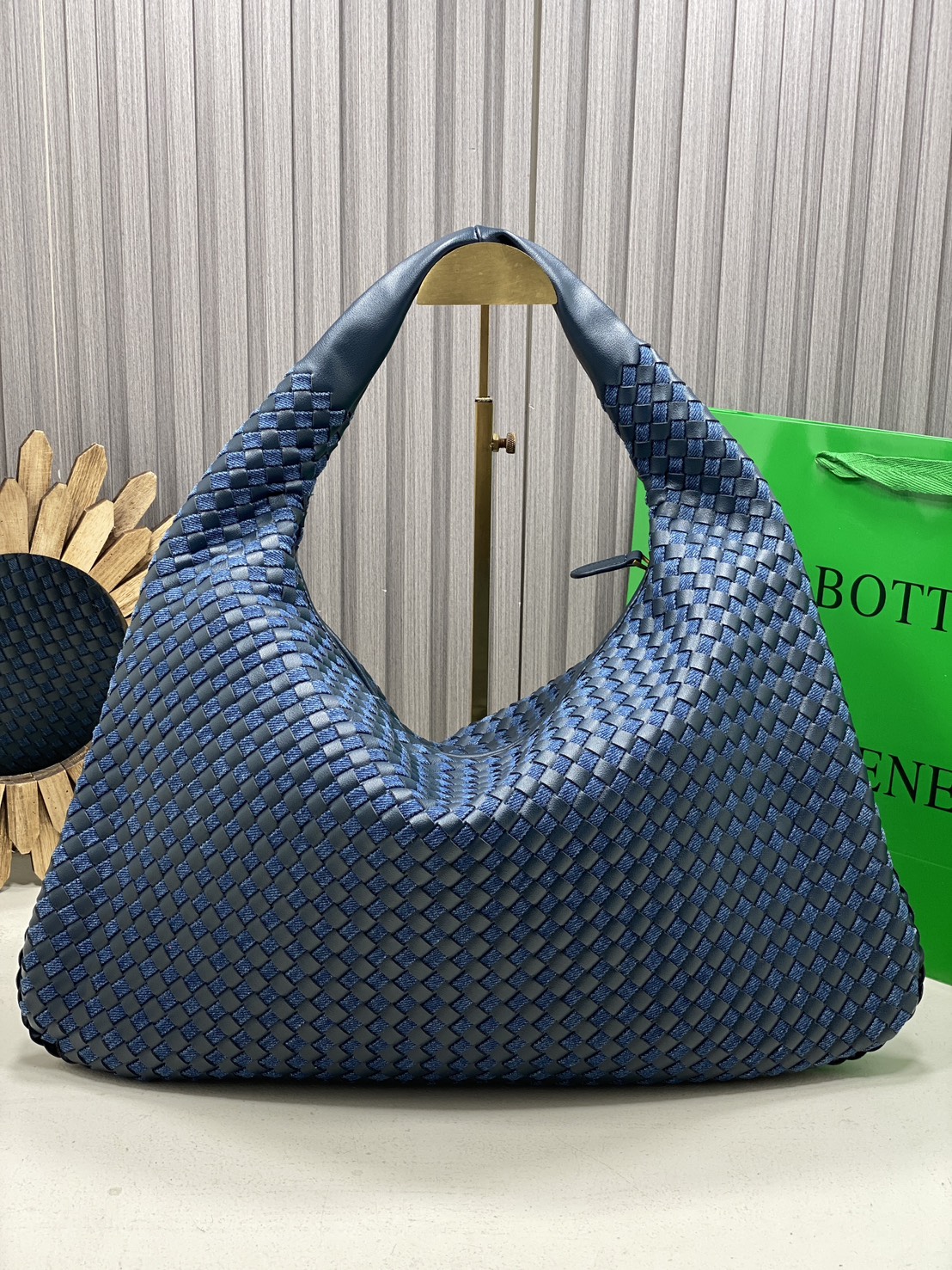 BOTTEGA Large Hop Shoulder Bag 48cm / BOTTEGA Hobo Bag กระเป๋าสะพายไหล่ใบใหญ่ จุของได้เยอะมาก ดีไซส์สานเป็นเอกลักษณ์สวยงาม