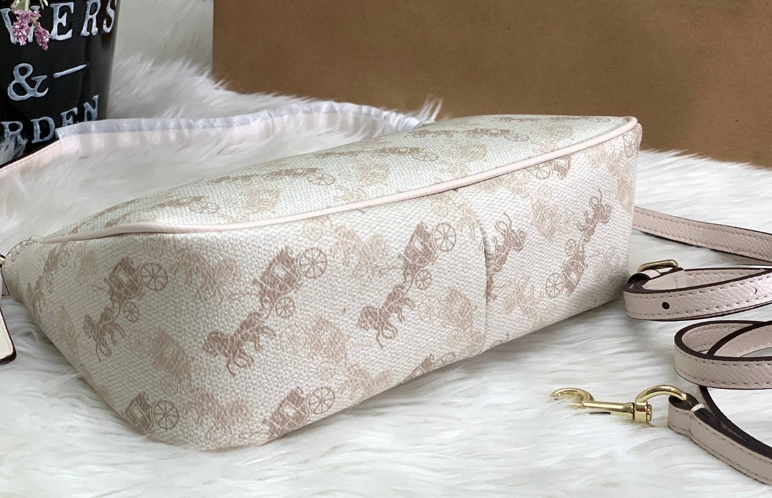 COACH POUCH HORSE AND CARRIAGE PRINT ((36674)) รุ่นแนะนำ ได้ไปไม่ผิดหวังแน่นอนค่ะ! กระเป๋าหิ้ว//สะพายไหล่//สะพายข้างได้ วัสดุ pvc นิ่มอย่างดี ลายรถม้าทั้งใบ สวยงามค่ะ เปิดปิดกระเป๋าแบบซิป ภายในสามารถใส่กระเป๋าเงินใบยาวได้;ของจำเป็นได้ครบค่ะ มีช่องเล็กให้ใ