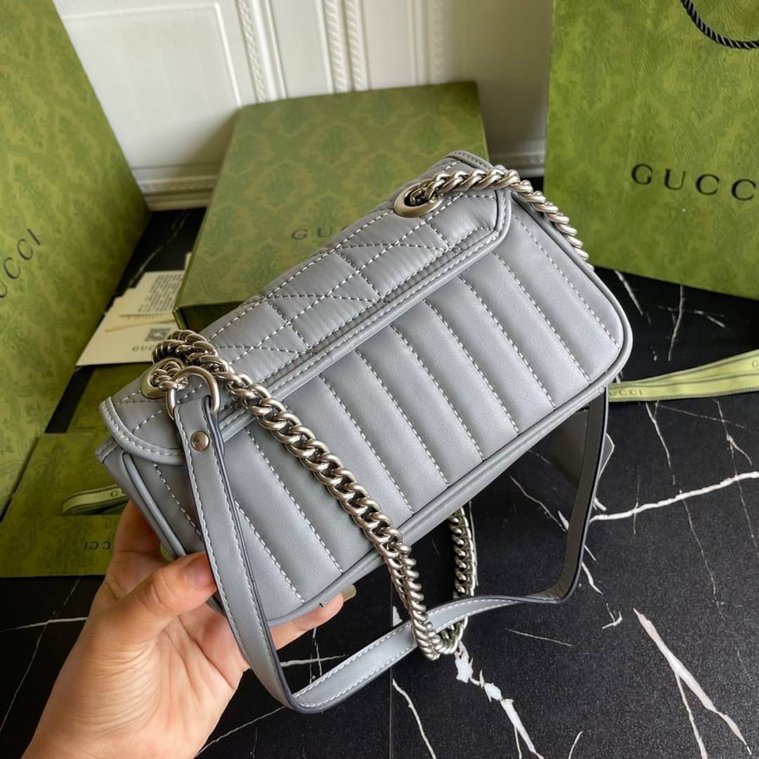 หนังแท้ GUCCI GG Marmont leather shoulder bag แบบใหม่ล่าสุด ราคานี้หนังแท้คือคุ้มมากเลยค่าสาวๆ ต้องจัดแล้วน้าา ยกระดับความหรูให้กับตัวเองกันหน่อย ด้วยกระเป๋ารุ่นนี้!! ครอสบอดี้ที่ดีไซน์หรู อัพเลเวล ในราคาที่จับต้องได้ พร้อมเสิร์ฟความสวยตรงถึงบ้านแล้วจ้า