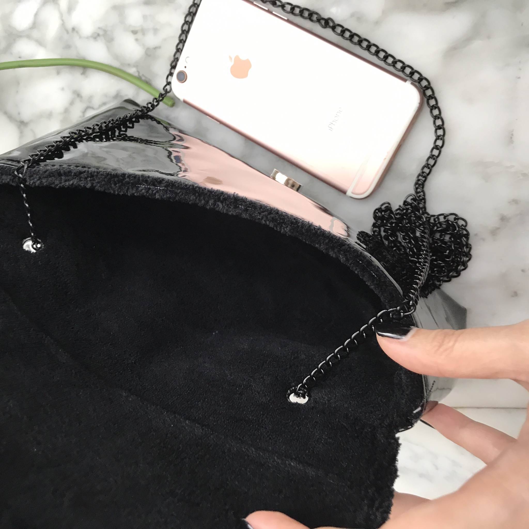 Best sellerแห่งปี! ต้องกดเลิฟให้ใบนี้เลย กระเป๋าclutch & shoulder bag งานพรีเมี่ยมกิ้ฟ จากเคาเตอร์ต่างประเทศ จากแบรนด์ Chanel เป็นกระเป๋าหนังแก้วเงา สวยหรู ตามแบบฉบับของแบรนด์เลย ตัวกระเป๋าขนาดกำลังดี ใส่มือถือได้ทุกรุ่น สามารถเก็บสายถือเป็นคลัชออกงานได้ค