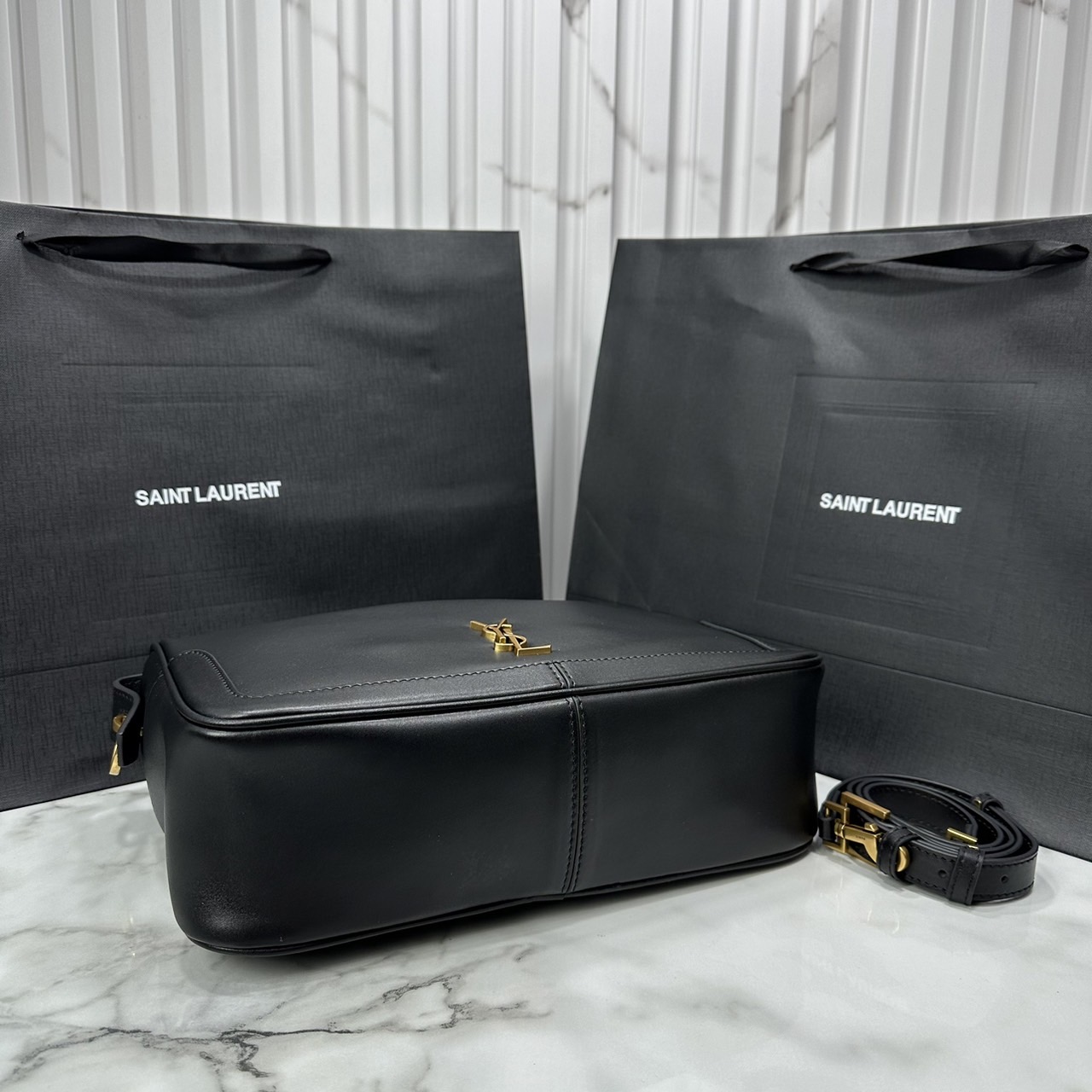 YSL Camera Supple Bag กระเป๋าสะพายทรงกล้องใบขนาดกลาง ถือจับถนัดมือ จุของได้เยอะ ดีไซส์เรียบหรูดูแพง 🧡เกรดออริ ใช้งานต่างประเทศได้