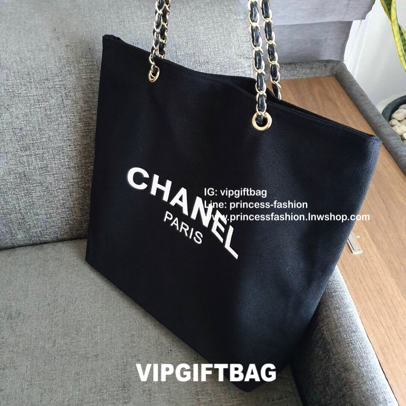 พรีเมี่ยมกิ๊ฟแท้ 100% 🎈กระเป๋า Chanel Canvas Shopping Bag (Gold Chain) กระเป๋าจากแบรนด์ chanel มาอีกแล้วค่า รุ่นนี้ทรงใหญ่จุของได้เยอะมากค่ะ ผ้าแคสวาสทอหนา ตรงอะไหล่ปั๊มโลโก้อย่างดี เป็นทรงกระดุมแม่เหล็กค่ะ ถือแล้วได้ลุคคุณหนูมว๊ากกกกก แนะนำเลยค่า