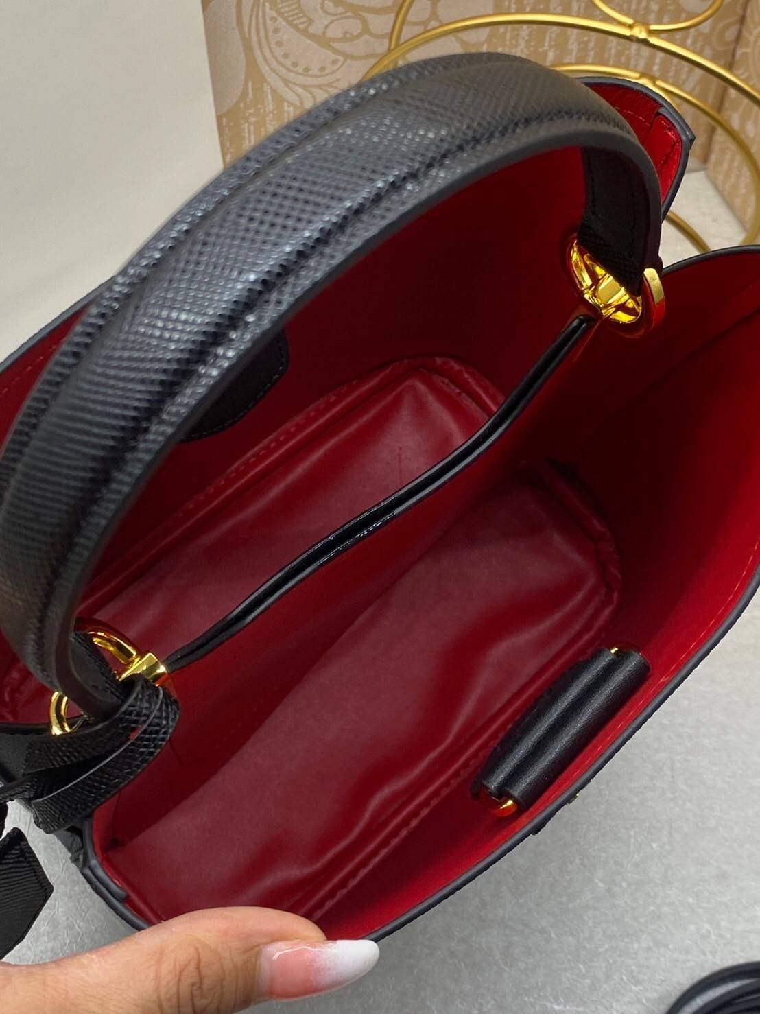 22cm Medium Prada Panier Saffiano Leather Bag / PRADA Saffiano Bucket Bag กระเป๋าสะพายทรง bucket ไซส์ใหญ่ ตอบโจทย์กับไลฟ์สไตล์คนรุ่นใหม่ที่ชอบพกพาของเยอะ ภายในโล่งกว้าง ใส่ของสำคัญได้เลย รีบจับจองกันน้า ราคาสุดคุ้มแบบนี้ ตำเลย!