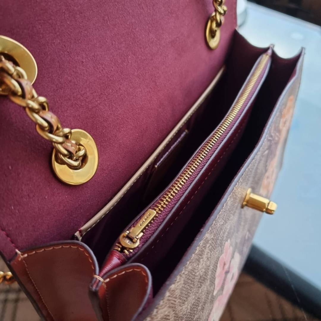 COACH 54649 PARKER IN SIGNATURE CANVAS WITH PRAIRIE FLORAL PRINT กลับมาอีกครั้ง!! กับไอเท็มสุดฮ็อต ที่สาวๆตามหากันนักหนา จัดมาแบบจุใจไปเลย ความสวยแซ่บไม่ต้องพูดเยอะ วัสดุหนังแคนวาสสลับหนังเรียบสวยคม พร้อมดีไซน์ลายดอกไม้โดดเด่น เปิด-ปิดง่ายด้วยตัวบิดล็อค ภ