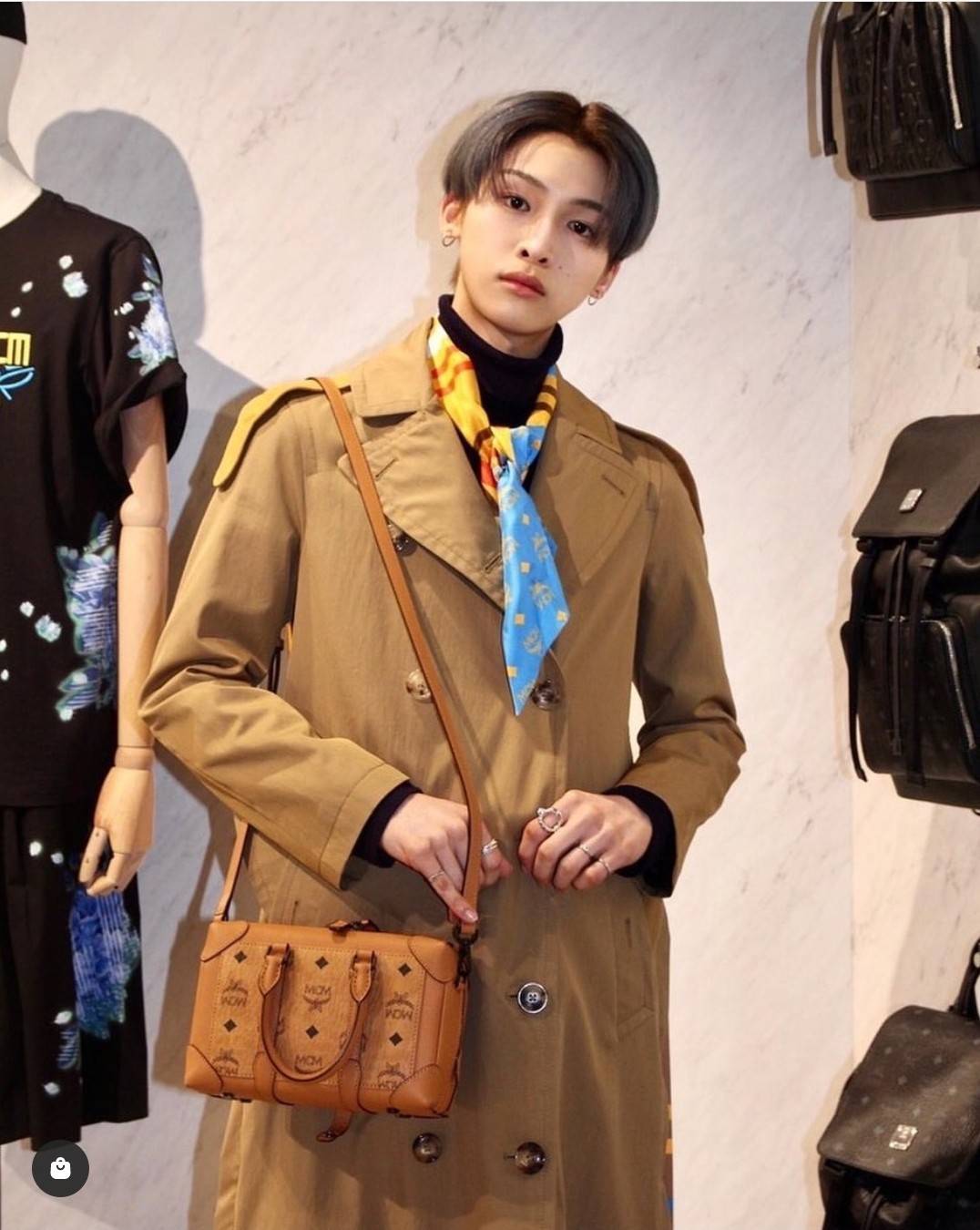 M.C.M SMALL E/W SOFT BERLIN CROSSBODY IN VISETOS ไอเท็มใหม่ในดีไซน์ทรงกระเป๋าเดินทางแบบคลาสสิค ย่อส่วนมาให้ใช้งานได้แบบสบายๆ พกพาสะดวก แมทช์ได้ทุกสไตล์ ใช้ได้แบบ unisex ใช้งานง่ายด้วยหูจับในตัว และซิปหลัก อะไหล่สีดำดูมีมิติตัดกับสีน้ำตาลคอนยัคได้เป็นอย่าง