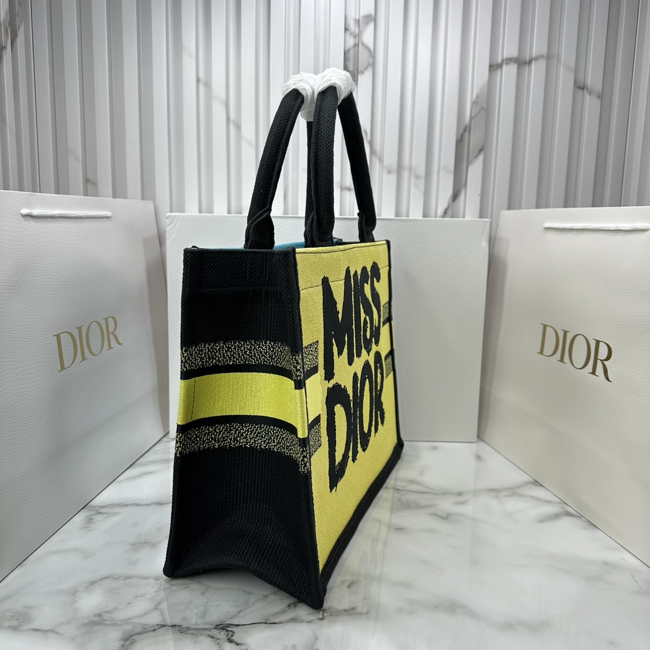 ORI หนังแท้ | ORI หนังแท้ | Dior BookTote Yellow-Blue Miss Dior Embroidery Tote Bag กระเป๋าทรงโท้ทคอลใหม่ โทนสีสดใสคลาสสิก สวยงามและหรูหรา