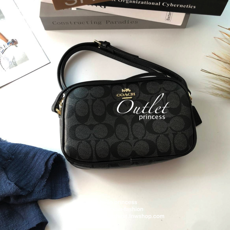 COACH MINI CROSSBODY BAGกระเป๋าสะพาน size mini วัสดุหนังลาย signature เปิด - ปิดด้วยซิป แบ่ง2 ช่องใหญ่ ภายในโล่ง ใส่ wallet สั้น มือถือได้ทุกรุ่น และของใช้จุกจิก พร้อมสายยาวถอด ปรับได้ค่ะ