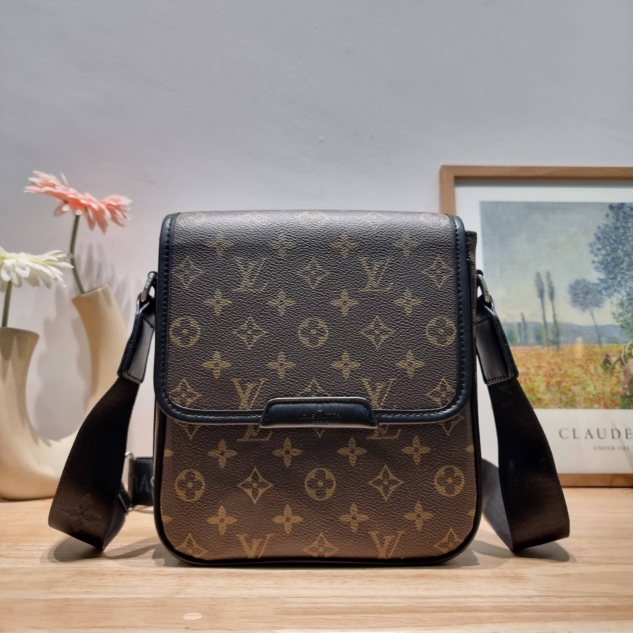 LV bass macassar monogram bag ของใหม่จัดให้หนุ่มๆ กับกระเป๋าสะพายทรงแมสเซ็นเจอร์ ไซส์กำลังดี เหมาะกับหนุ่มๆที่รักความคล่องตัว วัสดุหนังแคนวาสตัดสลับหนัง