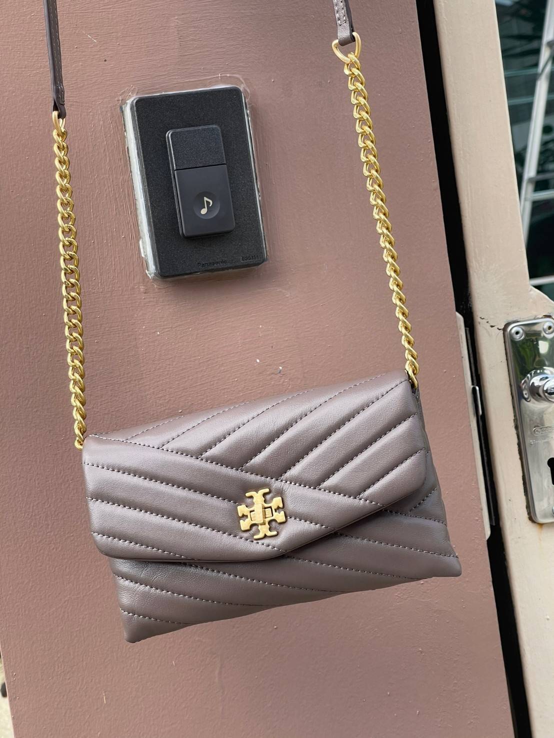 ของแท้ 💯% 】Tory Burch Kira Chevron Chain Wallet Bag เน้นความเรียบหรูดูแพง ต้องยกให้รุ่นนี้ ซึ่งมีขนาดกะทัดรัด ให้ลุคสาวมั่น Active ดูทะมัดทะแมง เหมาะสะพายในวันลำลอง และด้วยความที่เป็นแบรนด์ของทอรี่