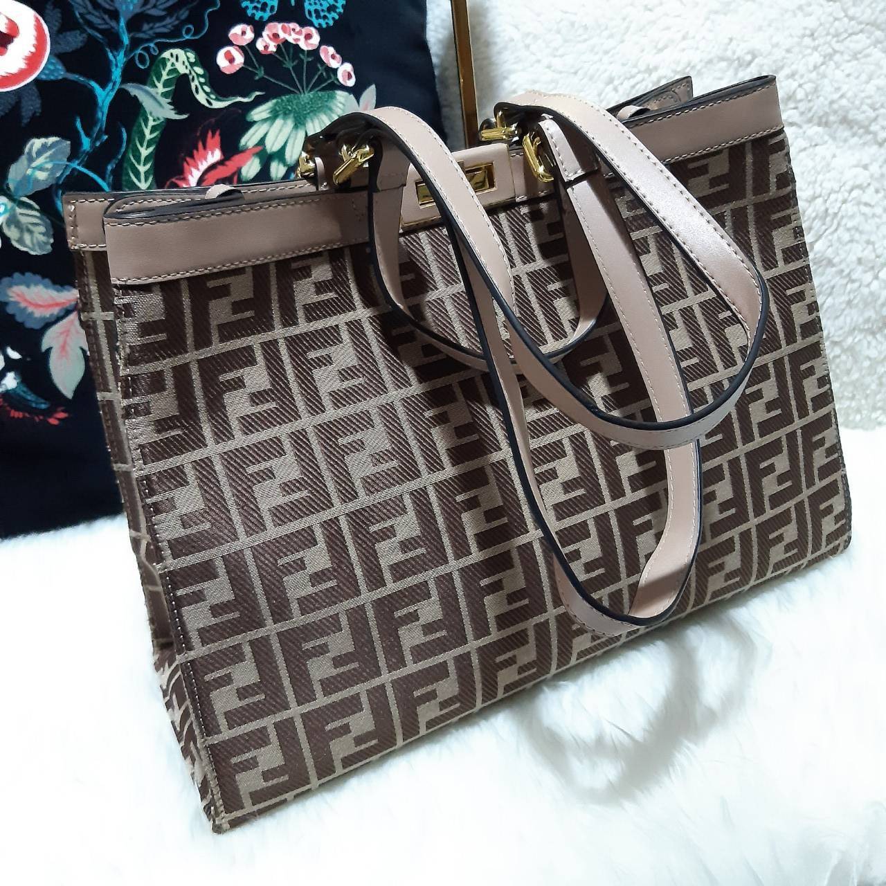 พรีเมี่ยมกิ๊ฟแท้ 100% 】FENDI NEW TOTE GIFT BAG กระเป๋าถือ/สะพายไหล่ น้ำหนักเบา ทรงสวย หรู ดูแพงเกินเบอร์!!