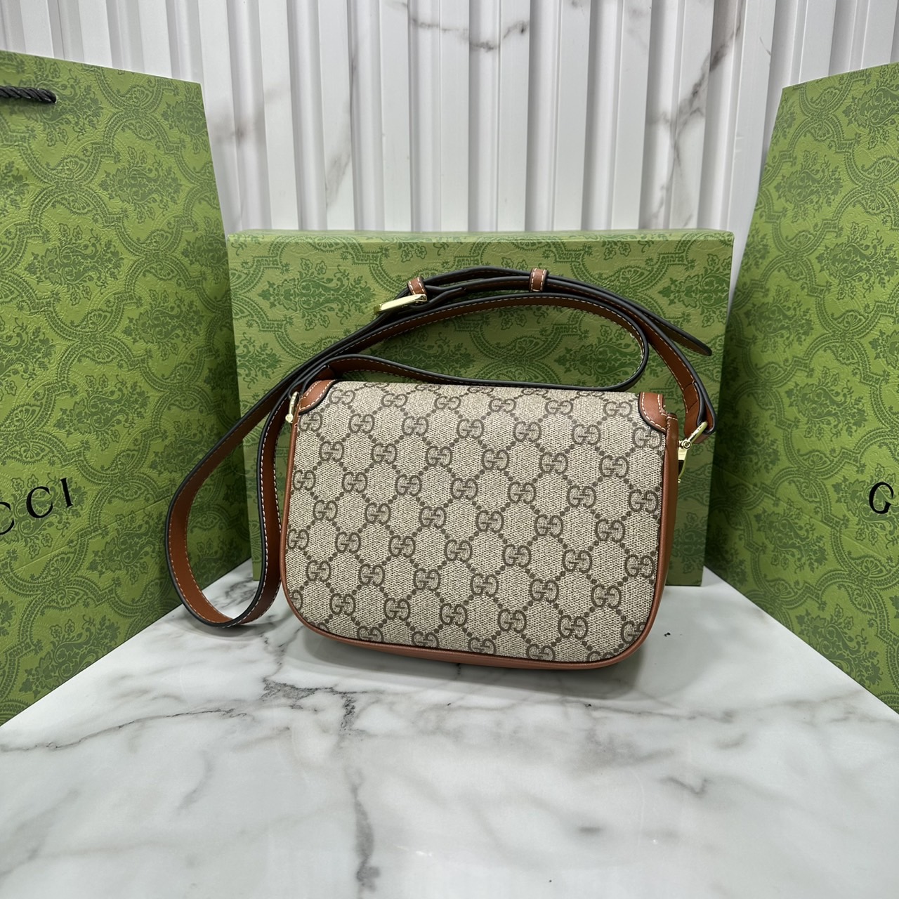 ORI หนังแท้ | 18cm Gucci Horsebit 1955 Soft small shoulder bag ปรับโฉมใหม่เรียบสวยหรู กระเป๋าสะพายไหล่/สะพายข้างทรงคลาสสิค สวยผู้ดี ดารา เซเลปใช้กันเพียบ สวยอยู่ทรงORI หนังแท้ | 18cm Gucci Horsebit 1955 Soft small shoulder bag ปรับโฉมใหม่เรียบสวยหรู กระเป