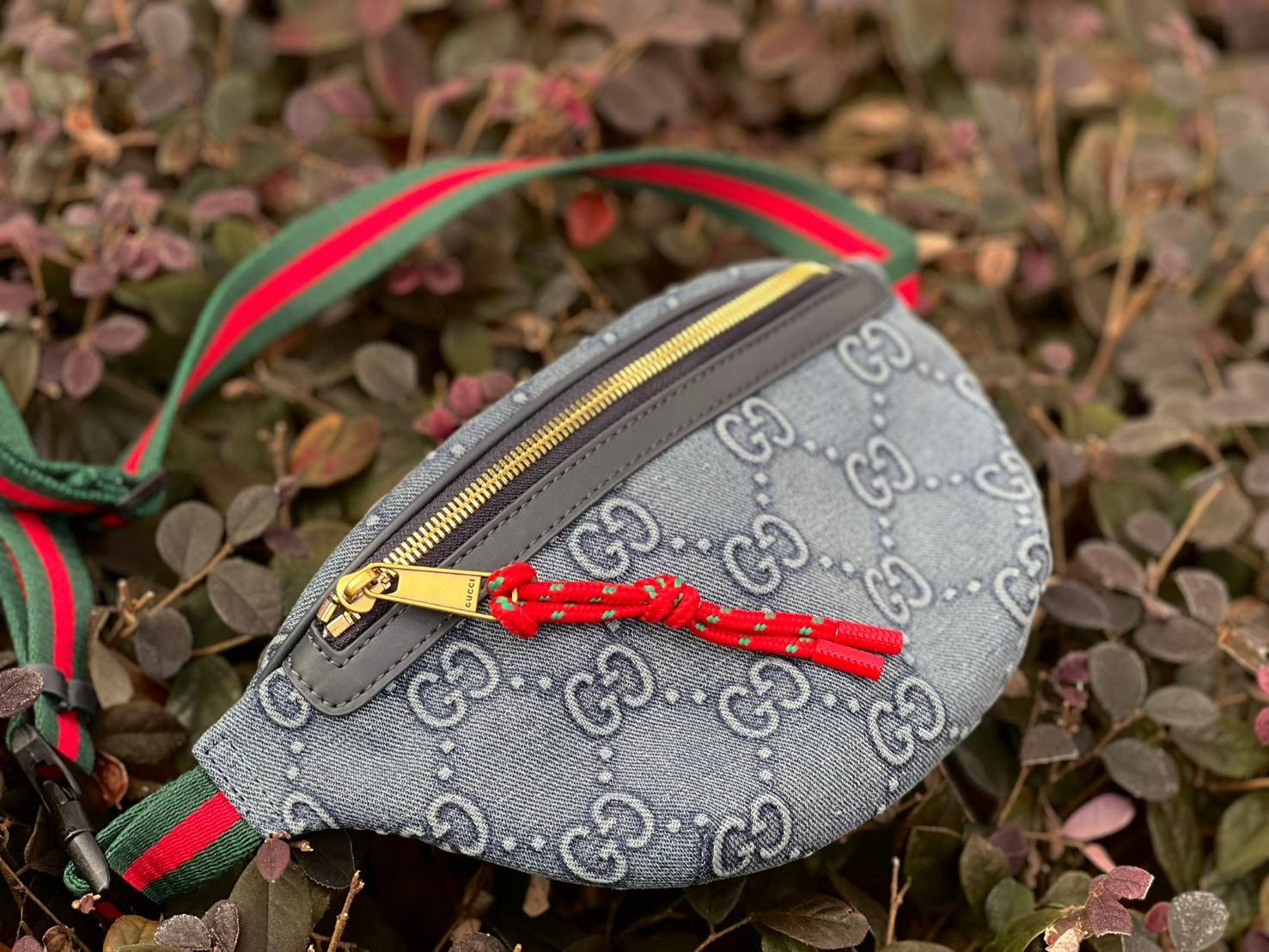 GUCCI GG DENIM BELT BAG ล่าสุดสวยมากๆ รุ่นนี้ใช้ได้ทั้งชายหญิง วัสดุเดนิมอย่างดีลายGแบบ3Dสวยมากๆค่ะ อะไหล่ซิปทองห้อยเชือกสีแดงโดดเด่น ซื้อใช้คู่กับแฟนยิ่งสวยค่าา